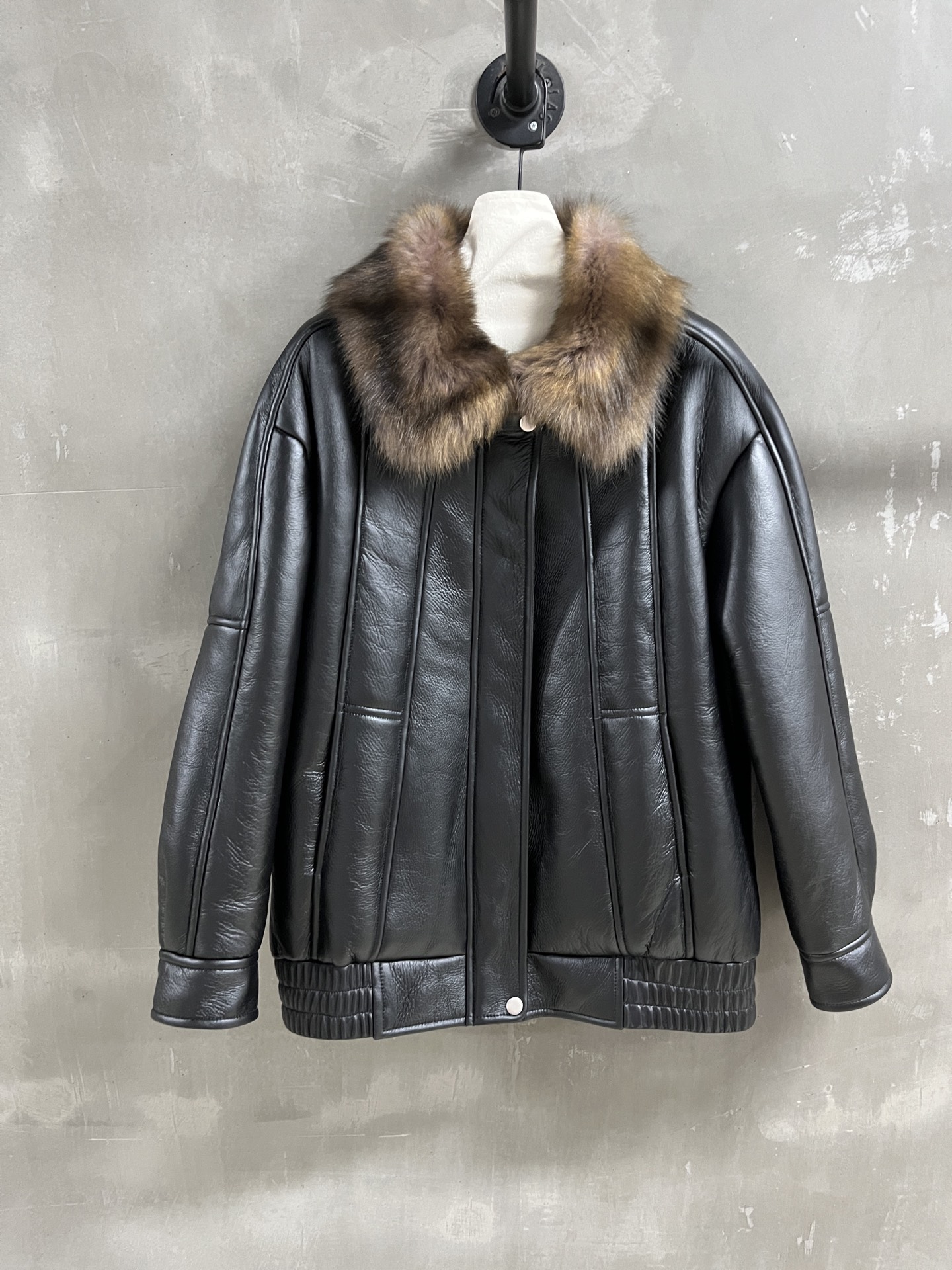 NO:636602,Introduction to Saint L*urent | 2025 Autumn and Winter New Products This season’s best fur all-in-one product!  Original custom-made, sweet and cool retro style, easy-to-match and fashionable version!  - MATERIAL Material - Leather imported Australian wool two-color toka size S-19860909Saint L*urent简介｜2025秋冬新品 本季度最佳皮毛一体单品！原版订制 甜酷风复古气质,版型不挑人百搭又时髦！ - MATERIAL 材质 - 皮面进口澳洲羊毛双色托卡 sizeＳ- XL M码胸围122衣长68 连肩袖长74,圣罗兰-服装,saint laurent,saint laurent,alexander wang,Women's clothing