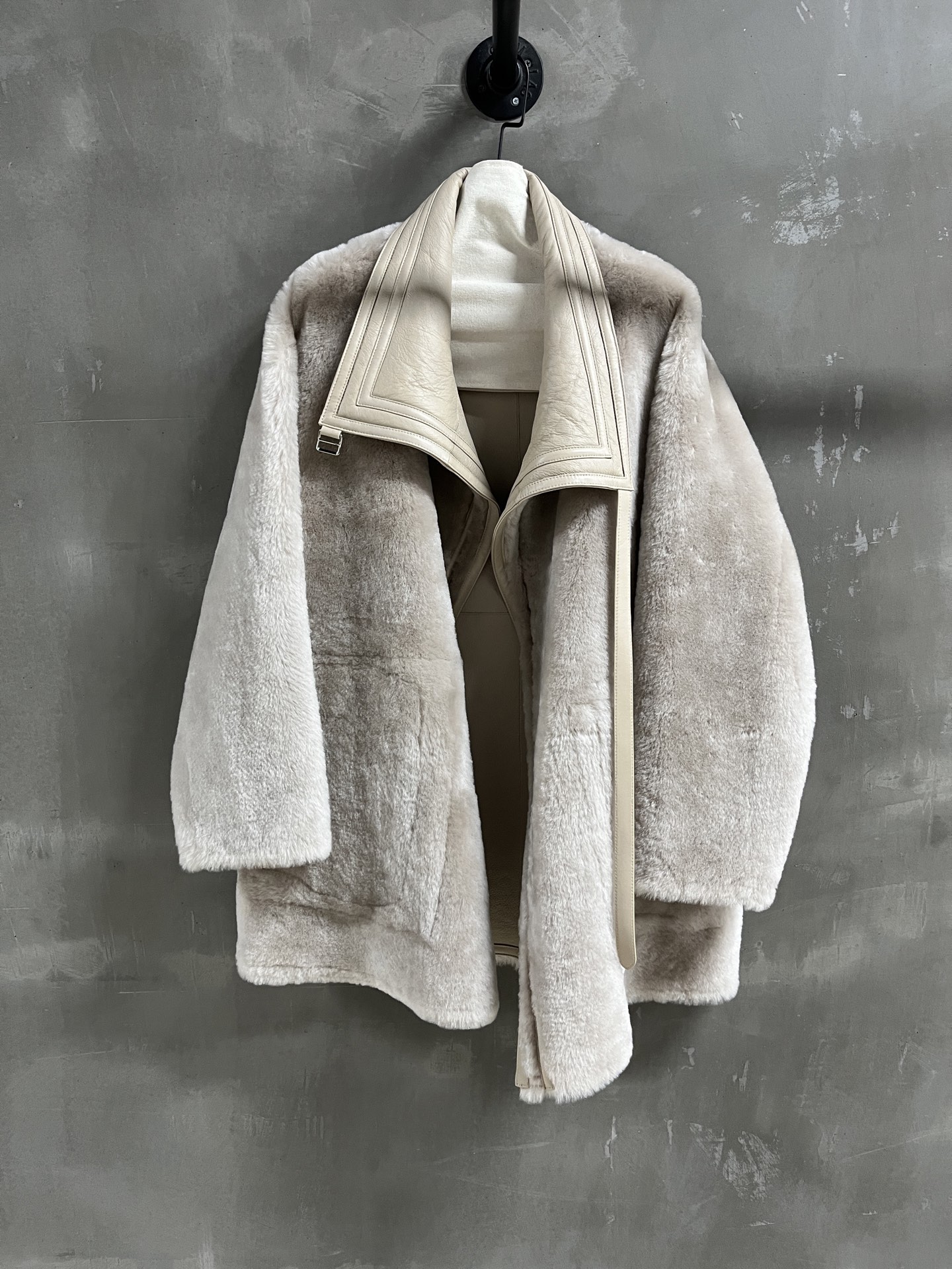 NO:636608,Introduction to Her*es | 2025 Autumn and Winter New Products The best fur all-in-one product this season!  The loose and slim fit is versatile and fashionable!  - MATERIAL - Leather imported Lagon wool and fur all in one size M-19860909Her*es简介｜2025秋冬新品 本季度最佳皮毛一体单品！宽松显瘦版型不挑人百搭又时髦！ - MATERIAL 材质 - 皮面进口拉贡羊毛皮毛一体 size M- XL M码胸围116 衣长82 肩宽54 袖长51 price,爱马仕-服装,hermes,alexander wang,Women's clothing