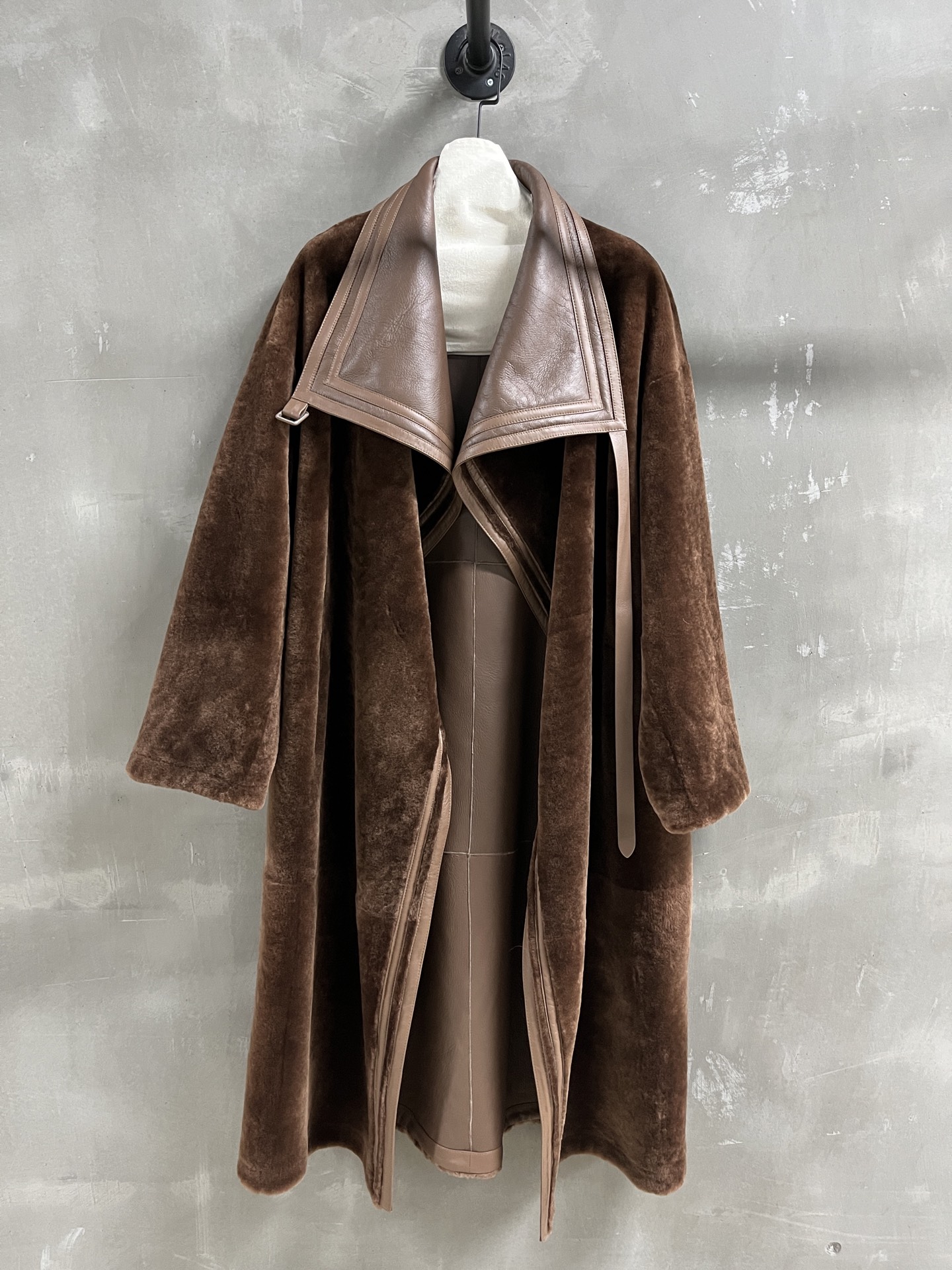Reversible Shearling Coat: Warm, Stylish, and Versatile Women's Winter Essential 3 i1761227873533 8673 0 0