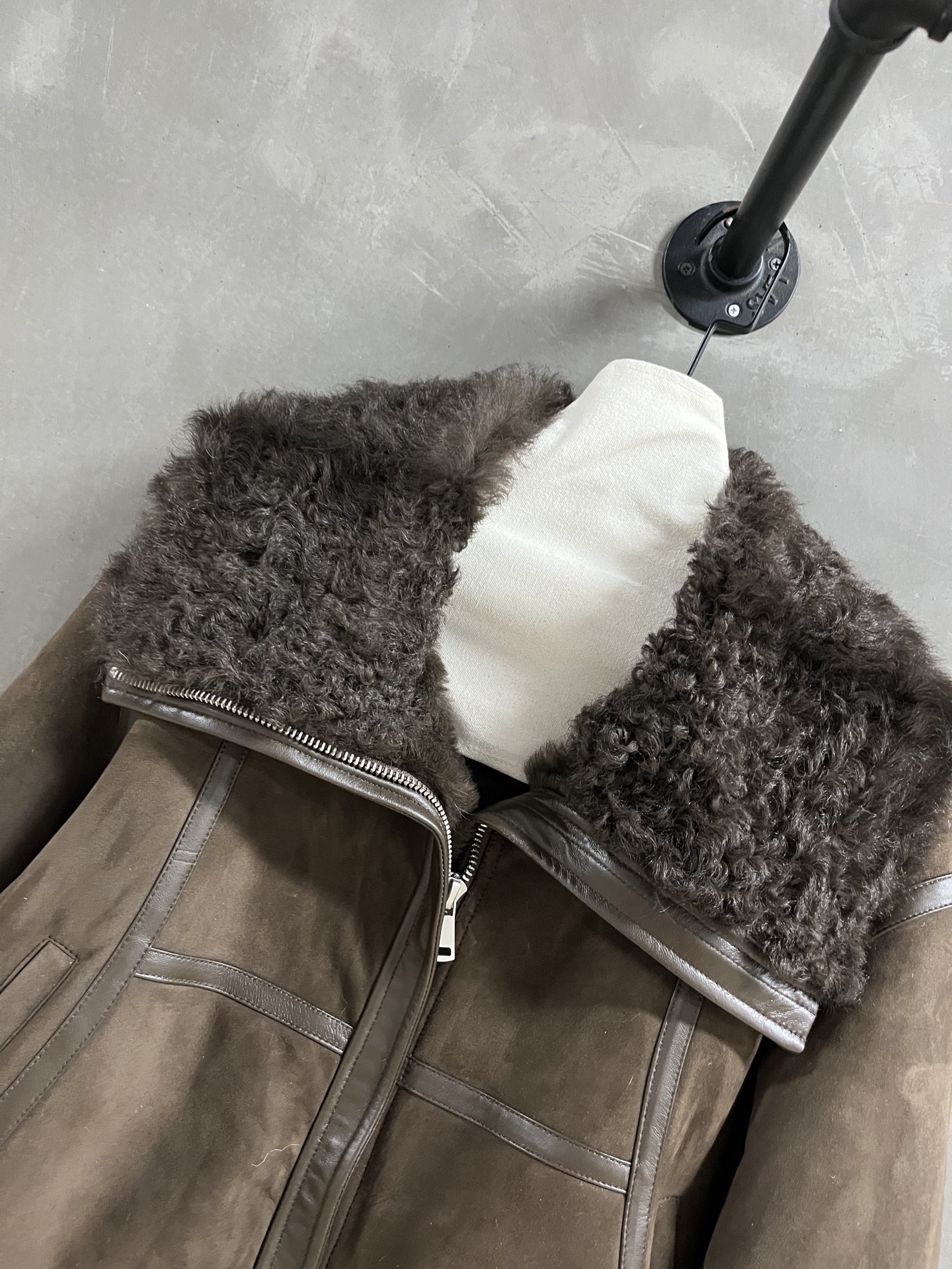 Loewe Shearling Jacket: Embrace Sweet Coolness with Retro Charm 6 i1761490134328 6307 0 3