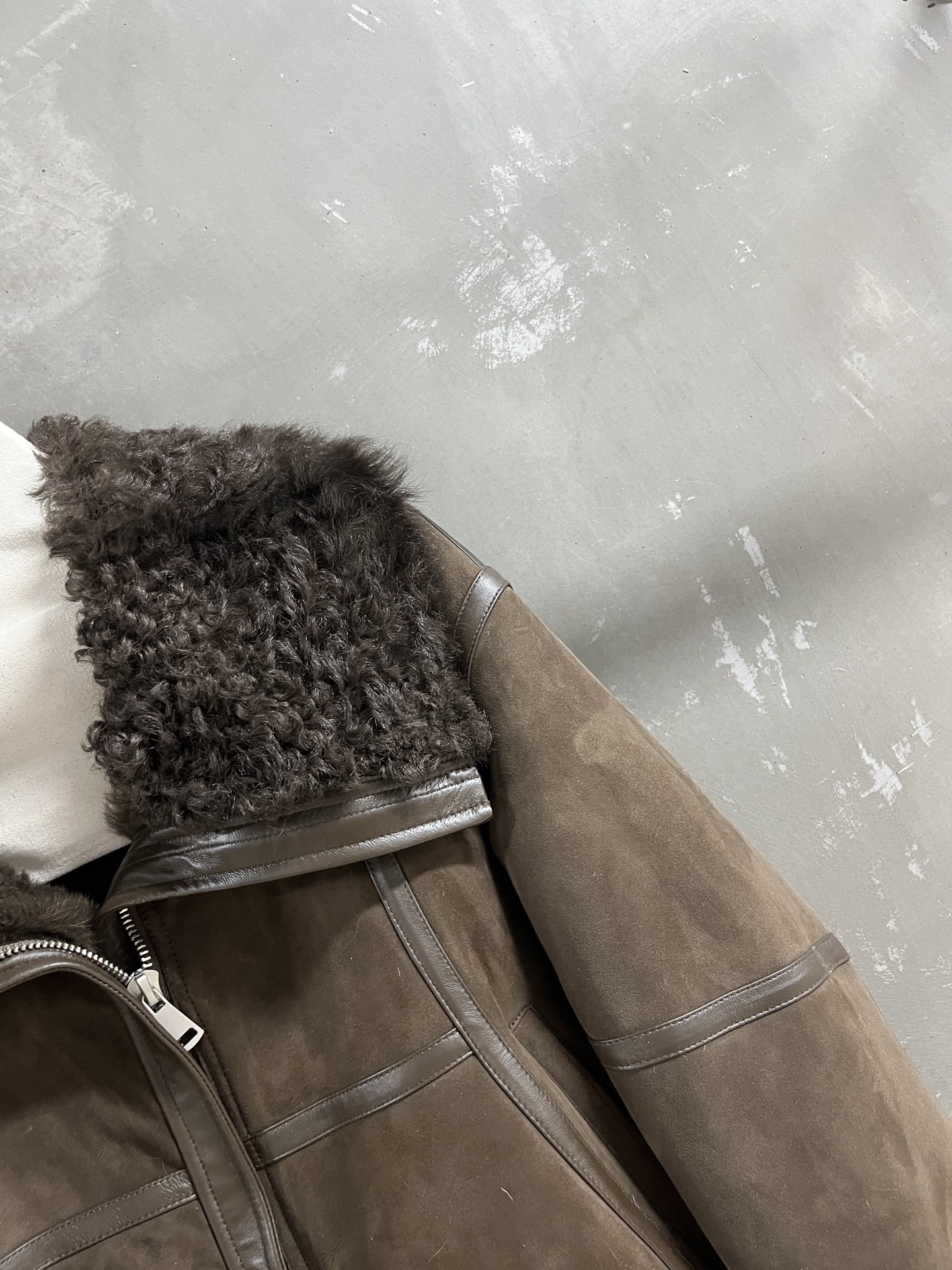 Loewe Shearling Jacket: Embrace Sweet Coolness with Retro Charm 5 i1761490139765 8961 0 2