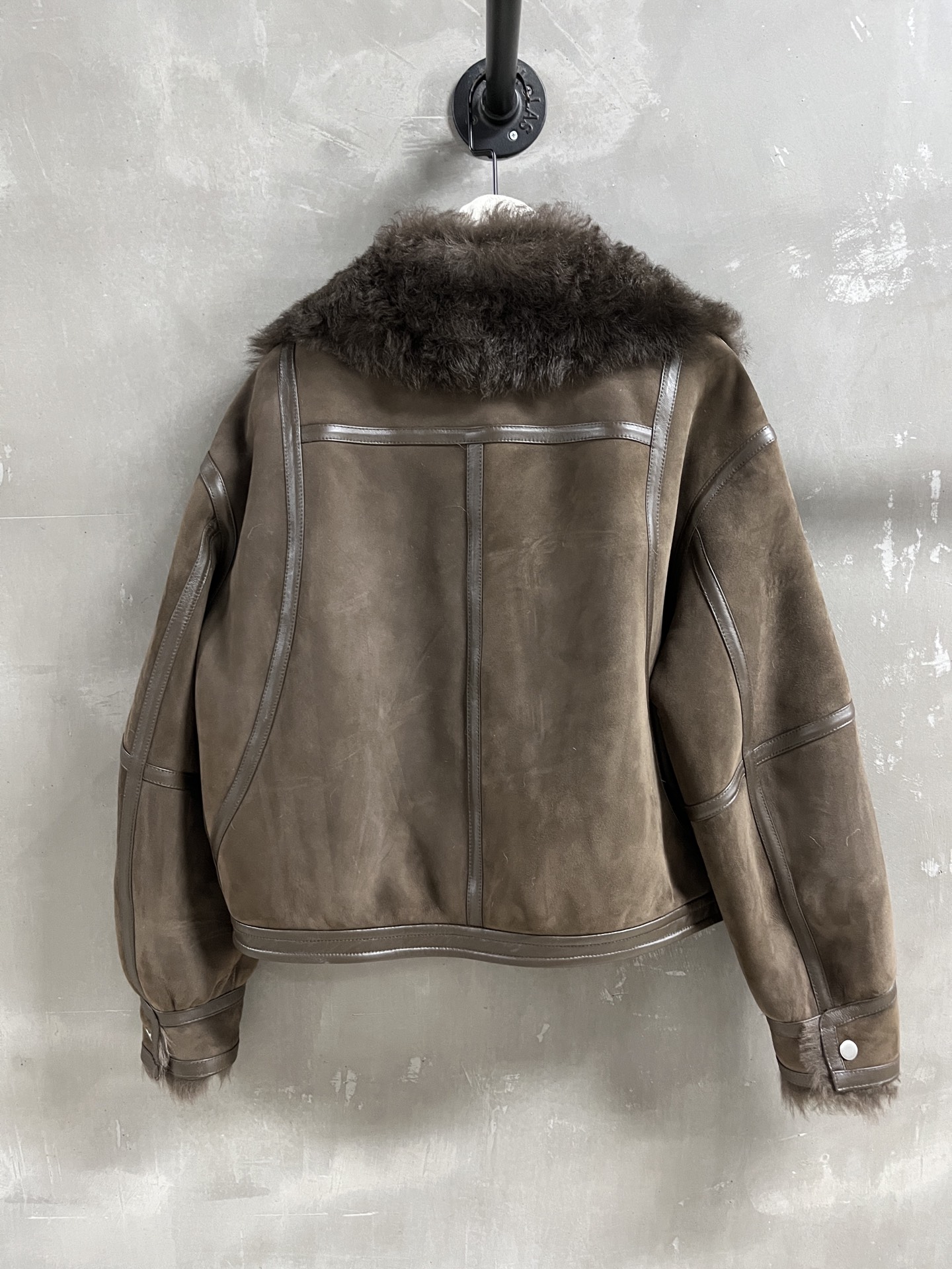 Loewe Shearling Jacket: Embrace Sweet Coolness with Retro Charm 10 i1761490139905 1280 0 8