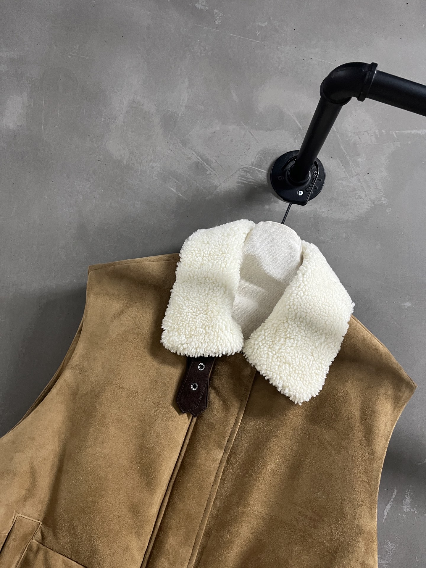 Loewe Cropped Leather Down Jacket - Stylish & Versatile 6 i1761492057585 4411 0 3