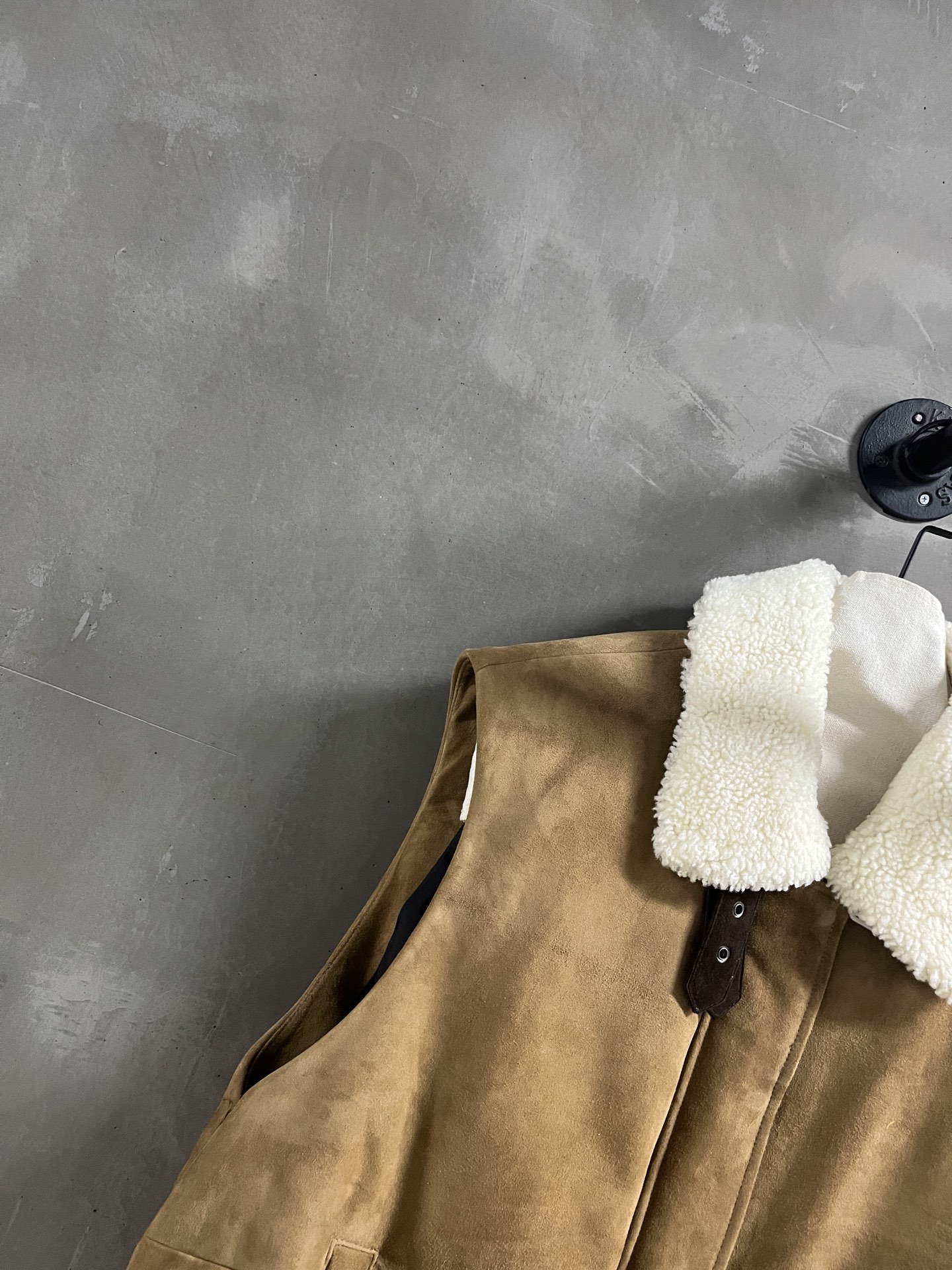 Loewe Cropped Leather Down Jacket - Stylish & Versatile 4 i1761492057901 8530 0 1