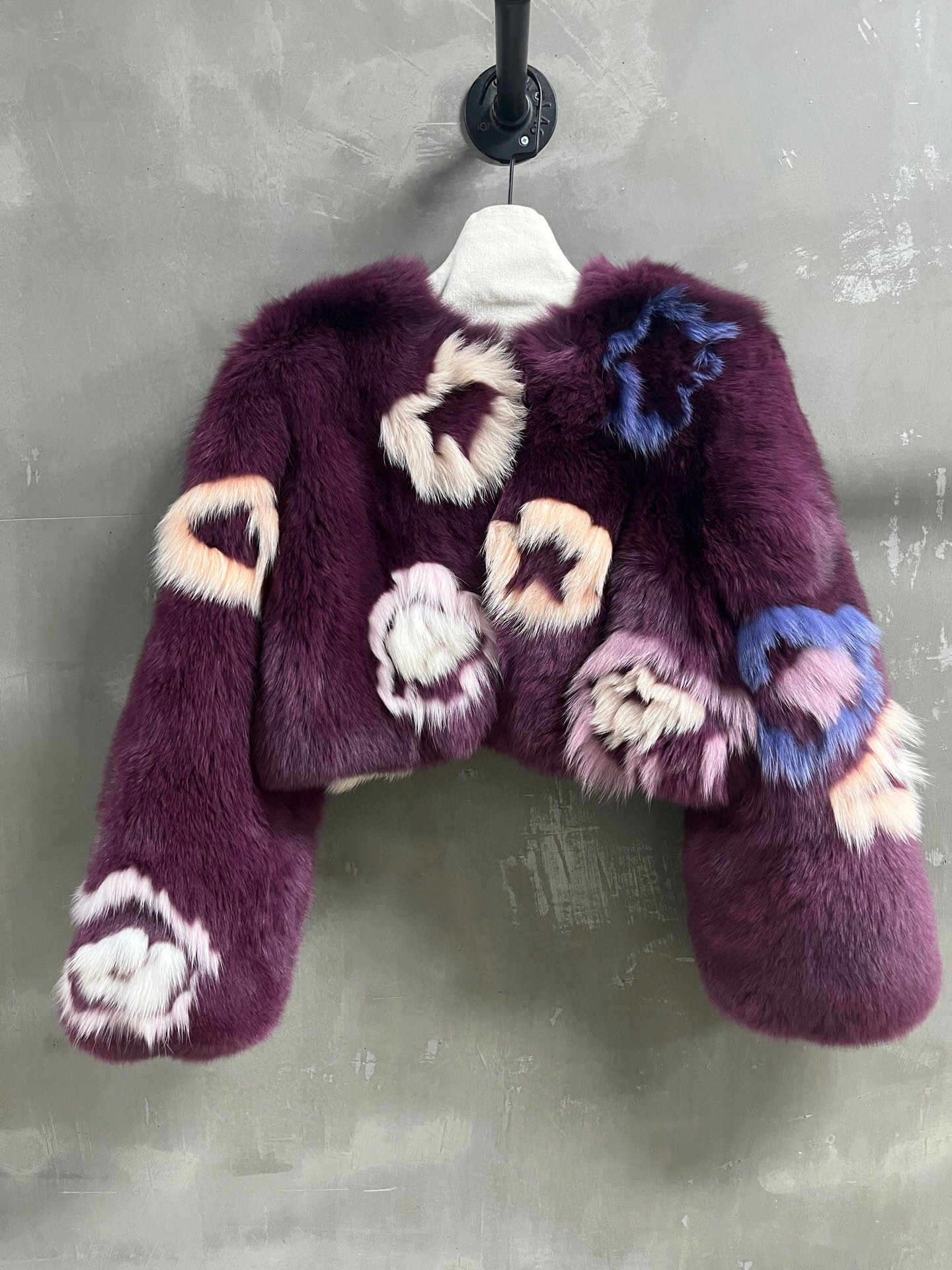 NO:636654,Price increase notice Fen*i introduction｜The best fox fur item this season!  Original custom-made, sweet and cool retro style, easy-to-match and fashionable version!  - MATERIAL Material - leather imported whole leather fox fur size one size fits all M size bust 104 raglan sleeve length 73 clothing length 41 price, women's clothing, fendi, alexander wang19860909涨价通知 Fen*i简介｜本季度最佳狐狸毛皮草单品！原版订制 甜酷风复古气质,版型不挑人百搭又时髦！ - MATERIAL 材质 - 皮面进口整皮狐狸毛 size均码 M码胸围104 连肩袖长73 衣长41 price,女装,fendi,alexander wang,Women's clothing