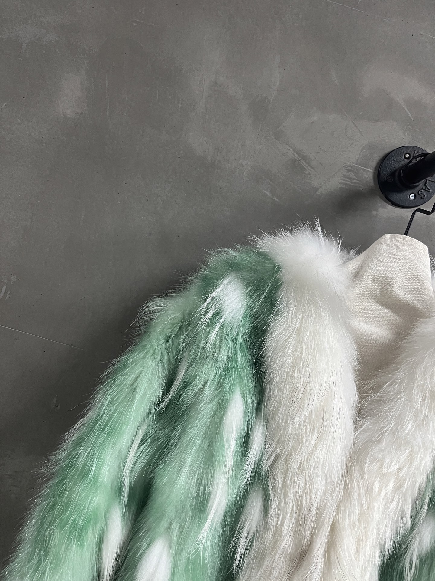 Fendi Fox Fur Coat - Chic Retro Style, Versatile Fit, Premium Quality 4 i1762180647971 5847 0 2