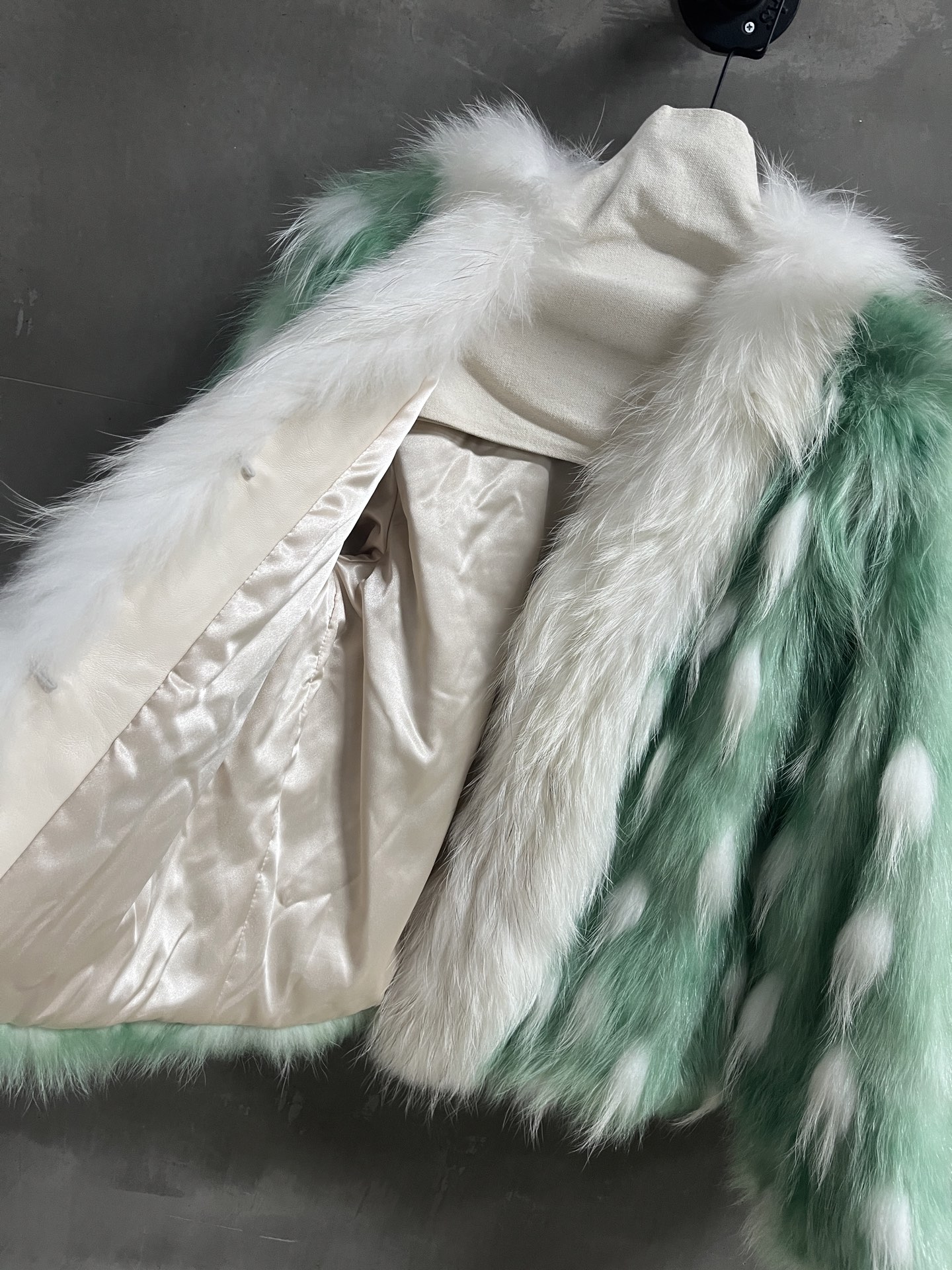 Fendi Fox Fur Coat - Chic Retro Style, Versatile Fit, Premium Quality 5 i1762180648098 9305 0 3