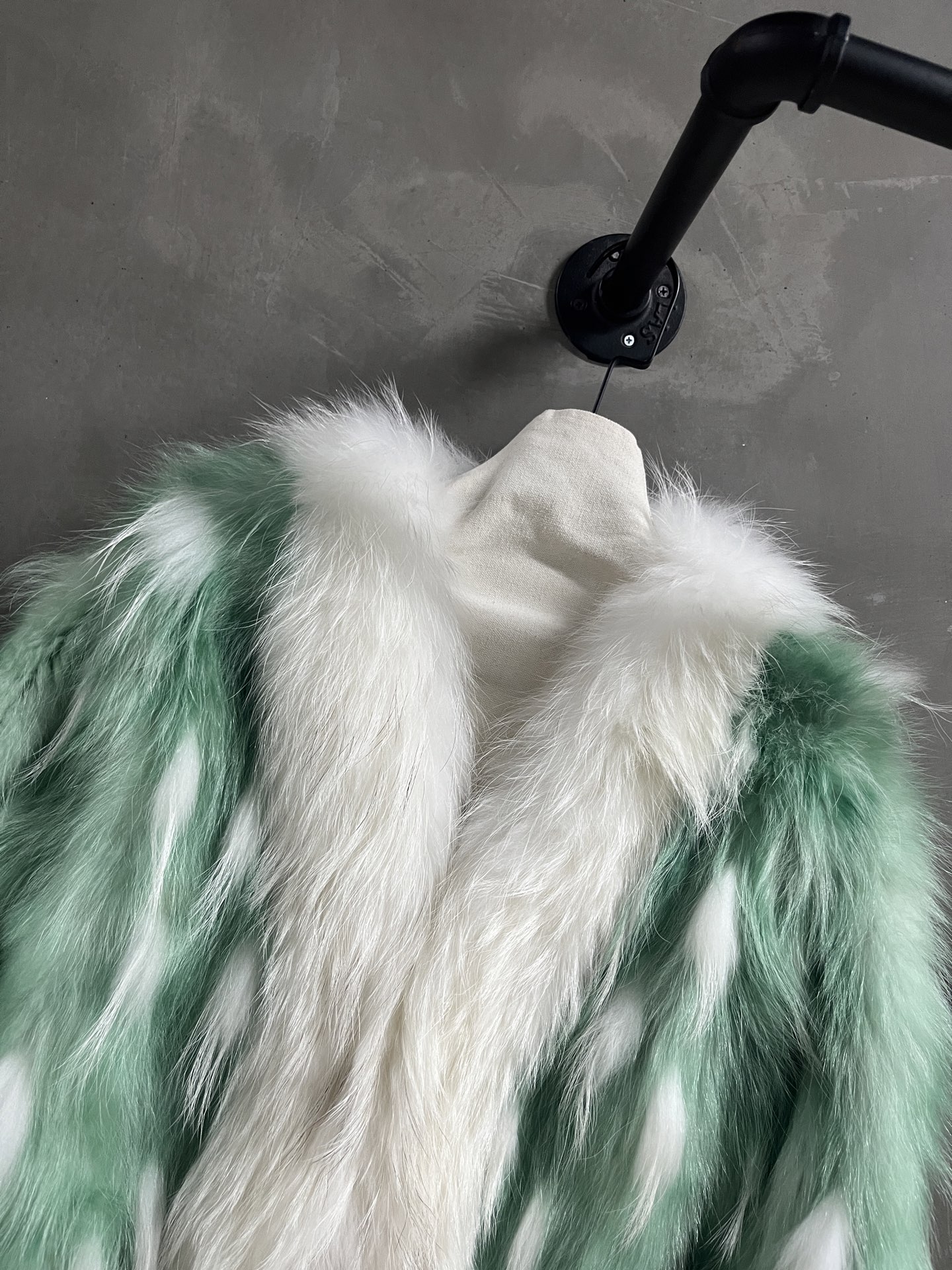 Fendi Fox Fur Coat - Chic Retro Style, Versatile Fit, Premium Quality 6 i1762180648295 2326 0 4