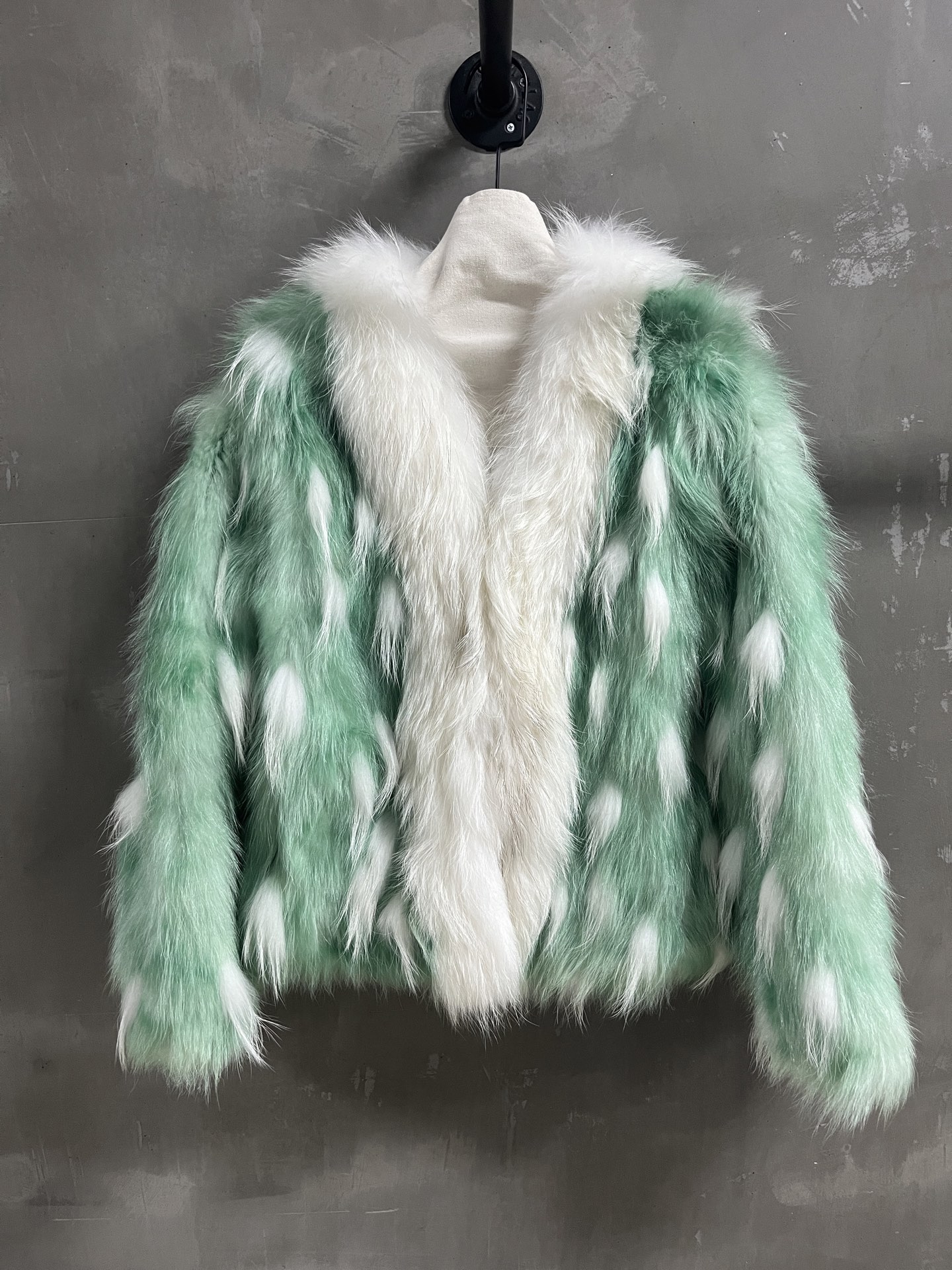 Fendi Fox Fur Coat – Chic Retro Style, Versatile Fit, Premium Quality