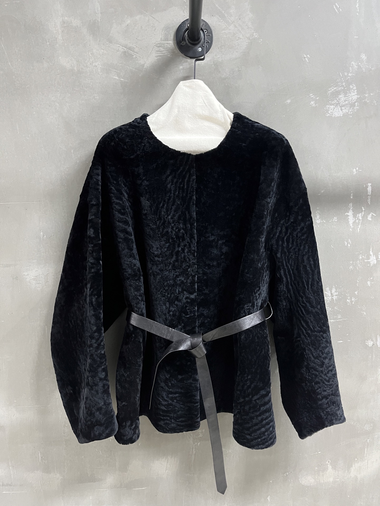 NO:636659,Introduction to Loro Piana | 2025 Autumn and Winter New Products This season’s best old money style items!  The style is versatile and fashionable!  - MATERIAL Material - Leather surface imported ultra-thin wool and fur integrated size S- L19860909Loro Piana简介｜2025秋冬新品 本季度最佳老钱风单品！版型不挑人百搭又时髦！ - MATERIAL 材质 - 皮面进口超薄羊毛皮毛一体 size S- L M码胸围126 肩宽59 衣长66 袖长56 price,麦丝玛拉-服装,loro piana,alexander wang,Women's clothing