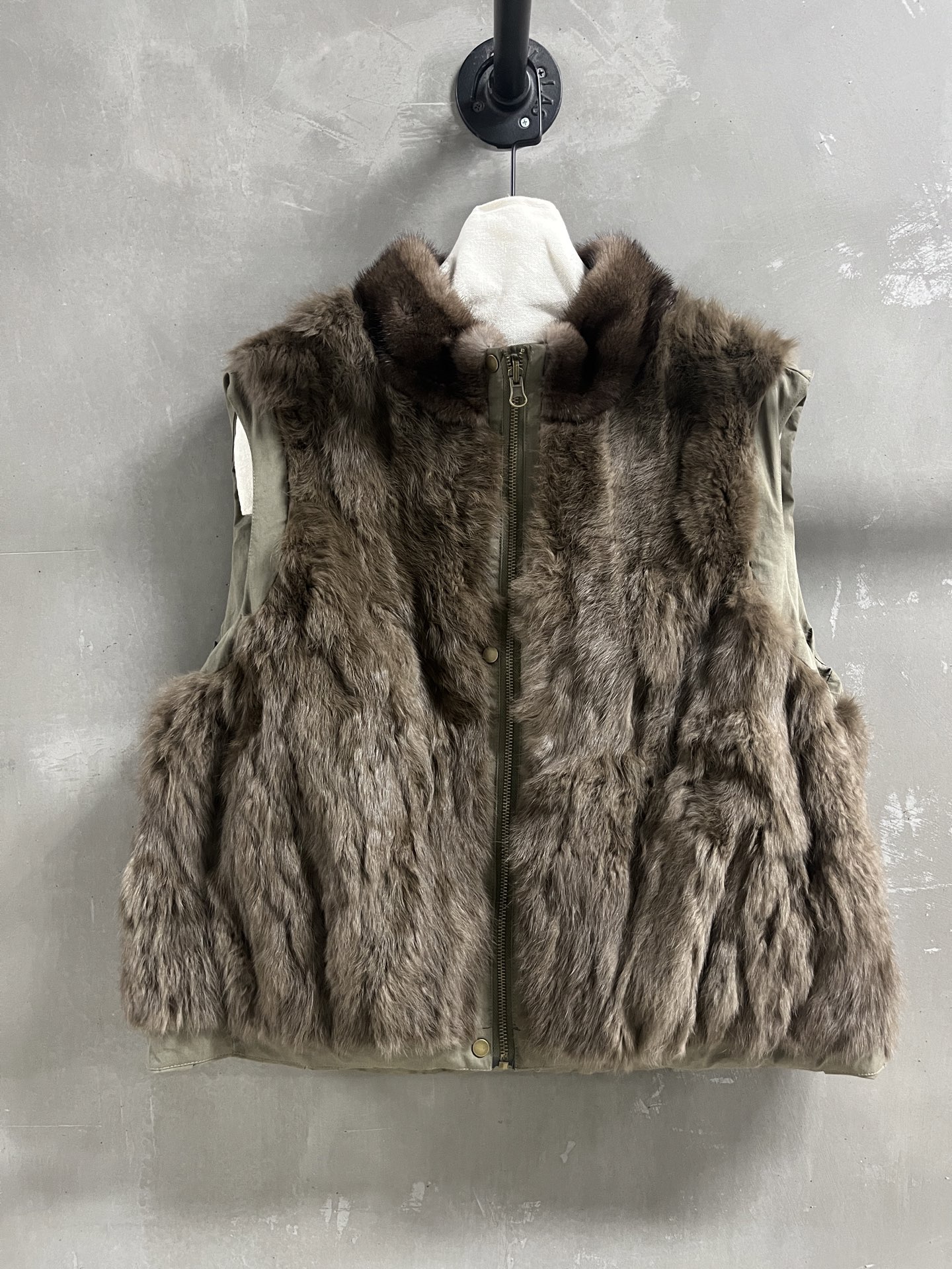 NO:636663,MiuMi* Introduction | 2025 New Autumn Clothing Products This season’s best goose down items!  Classic small stand-up collar, sporty and casual design, slim fit, versatile and fashionable!  Reversible - MATERIAL Material - leather 70 cotton 30 nylon rabbit fur mink size S- L M size bust 128 shoulder width 47 length 59 price, Miu Miu-clothing, miumiu, alexander wang19860909MiuMi*简介｜2025秋装新品 本季度最佳鹅绒单品！经典小立领运动休闲设计 显瘦版型不挑人百搭又时髦！两面穿 - MATERIAL 材质 - 皮面70棉 30锦纶 兔毛 水貂 size S- L M码胸围128肩宽47 衣长59 price,缪缪-服装,miumiu,alexander wang,Women's clothing