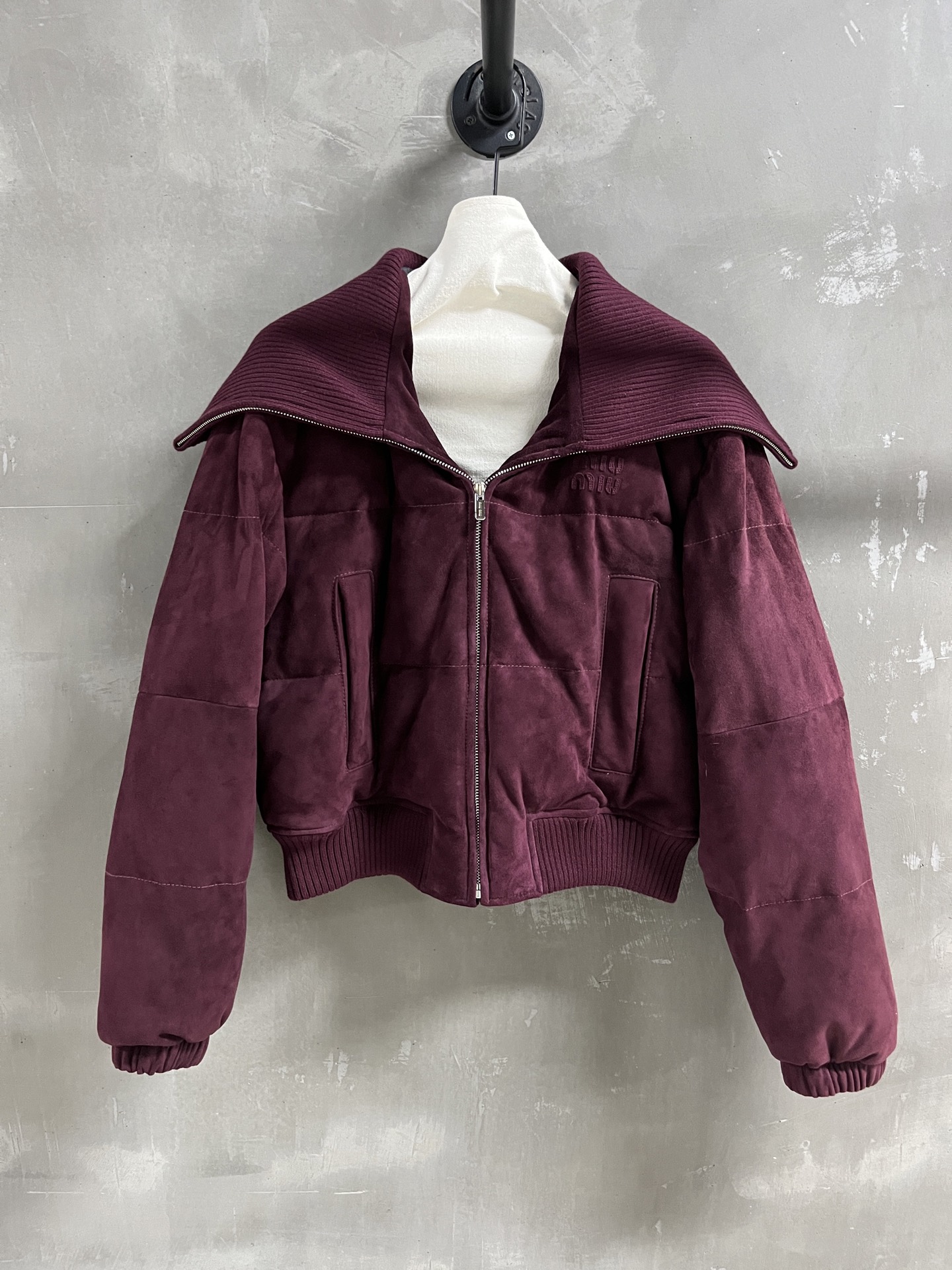 NO:636667,Introduction to MiuMiu | 2025 Autumn and Winter New Products This season’s best goose down items!  Original custom-made, sweet and cool retro style, easy-to-match and fashionable version!  - MATERIAL - Leather imported Turkish mixed cashmere filled with white goose down sizeM-19860909MiuMiu简介｜2025秋冬新品 本季度最佳鹅绒单品！原版订制 甜酷风复古气质,版型不挑人百搭又时髦！ - MATERIAL 材质 - 皮面进口土耳其混种羊绒面  填充物白鹅绒 sizeM- XL M码胸围 120衣长54肩宽50袖长59 price,缪缪-服装,miumiu,alexander wang,Women's clothing