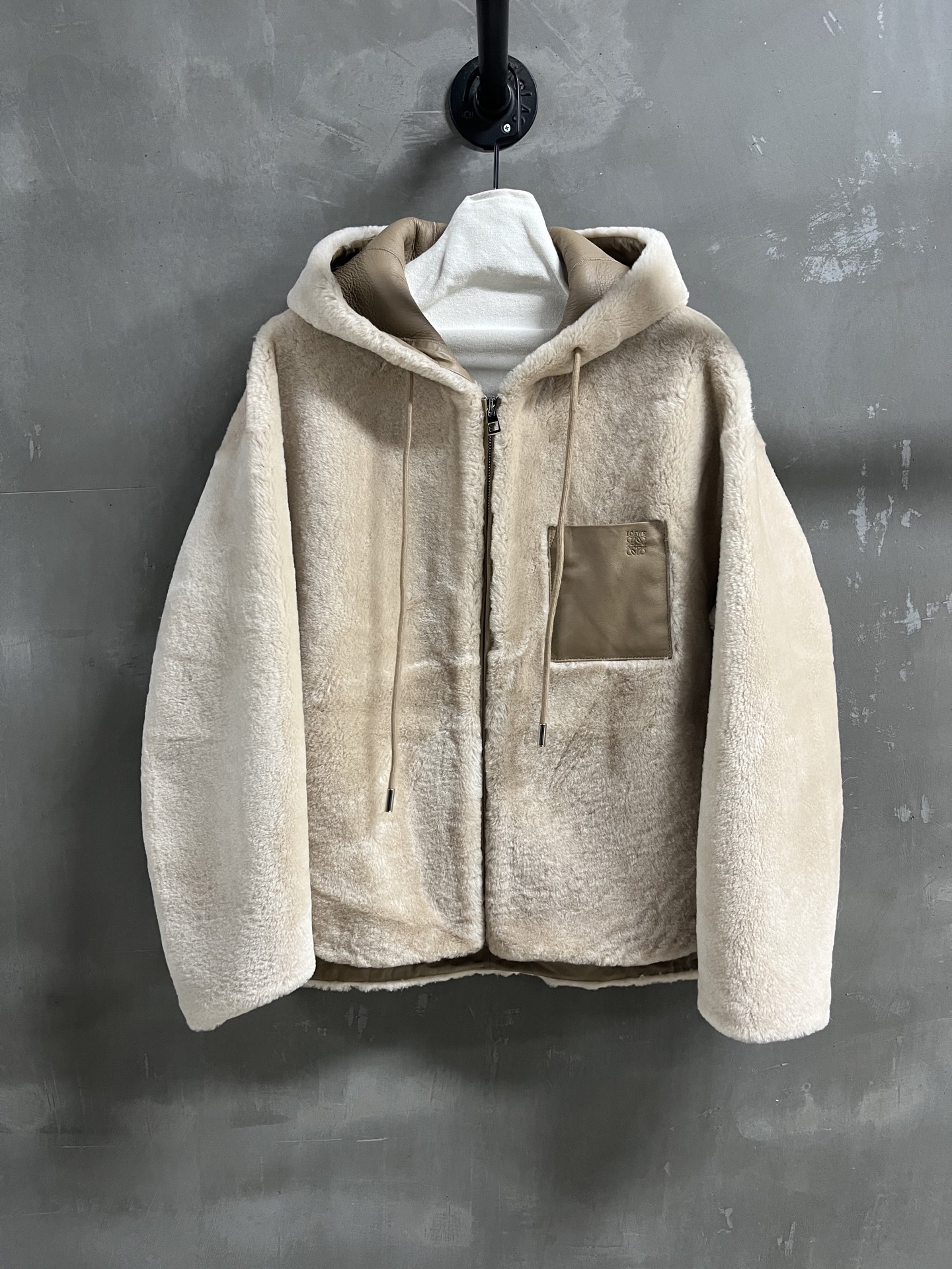 NO:636670,Introduction to Loewe | 2025 Autumn and Winter New Products This season’s best fur all-in-one product!  The style is versatile and fashionable!  - MATERIAL - Leather imported merino wool and fur all in one size S-19860909Loewe简介｜2025秋冬新品 本季度最佳皮毛一体单品！版型不挑人百搭又时髦！ - MATERIAL 材质 - 皮面进口美利奴羊毛皮毛一体 size Ｓ- XL M码胸围126衣长67肩宽57袖长55 price,罗意威-服装,loewe,loewe,alexander wang,Women's clothing