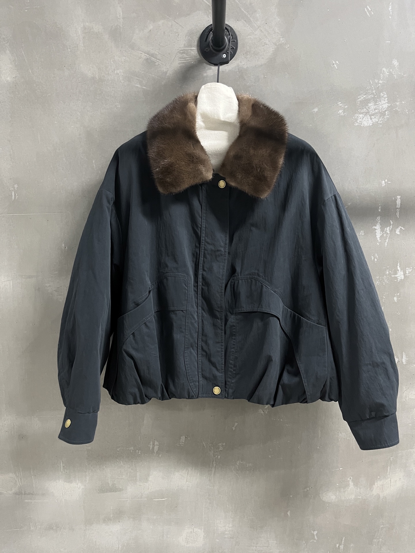 NO:636676,Introduction to MiuMiu | 2025 Autumn and Winter New Products This season’s best goose down items!  Original custom-made, sweet and cool retro style, easy-to-match and fashionable version!  - MATERIAL - Leather 70 cotton 30 nylon rabbit fur mink filled with white goose down sizeS- L M size bust 128 length 58 shoulder width 60 sleeve length 50 price, Miumiu-clothing, miumiu, alexander wang19860909MiuMiu简介｜2025秋冬新品 本季度最佳鹅绒单品！原版订制 甜酷风复古气质,版型不挑人百搭又时髦！ - MATERIAL 材质 - 皮面70棉30锦纶兔毛水貂 填充物白鹅绒 sizeS- L M码胸围 128 衣长58 肩宽60 袖长50 price,缪缪-服装,miumiu,alexander wang,Women's clothing