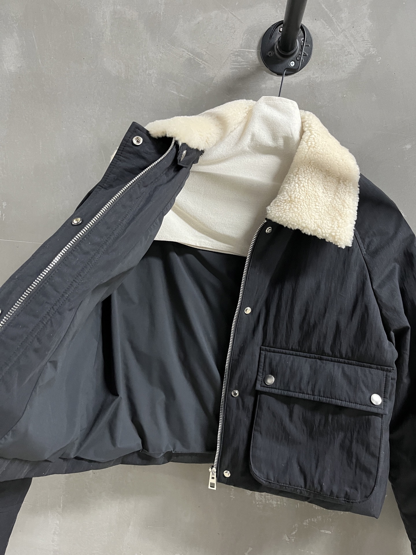 Loewe Cropped Shearling Jacket & Down Vest Set - Stylish & Versatile 8 i1763134390673 9824 0 5