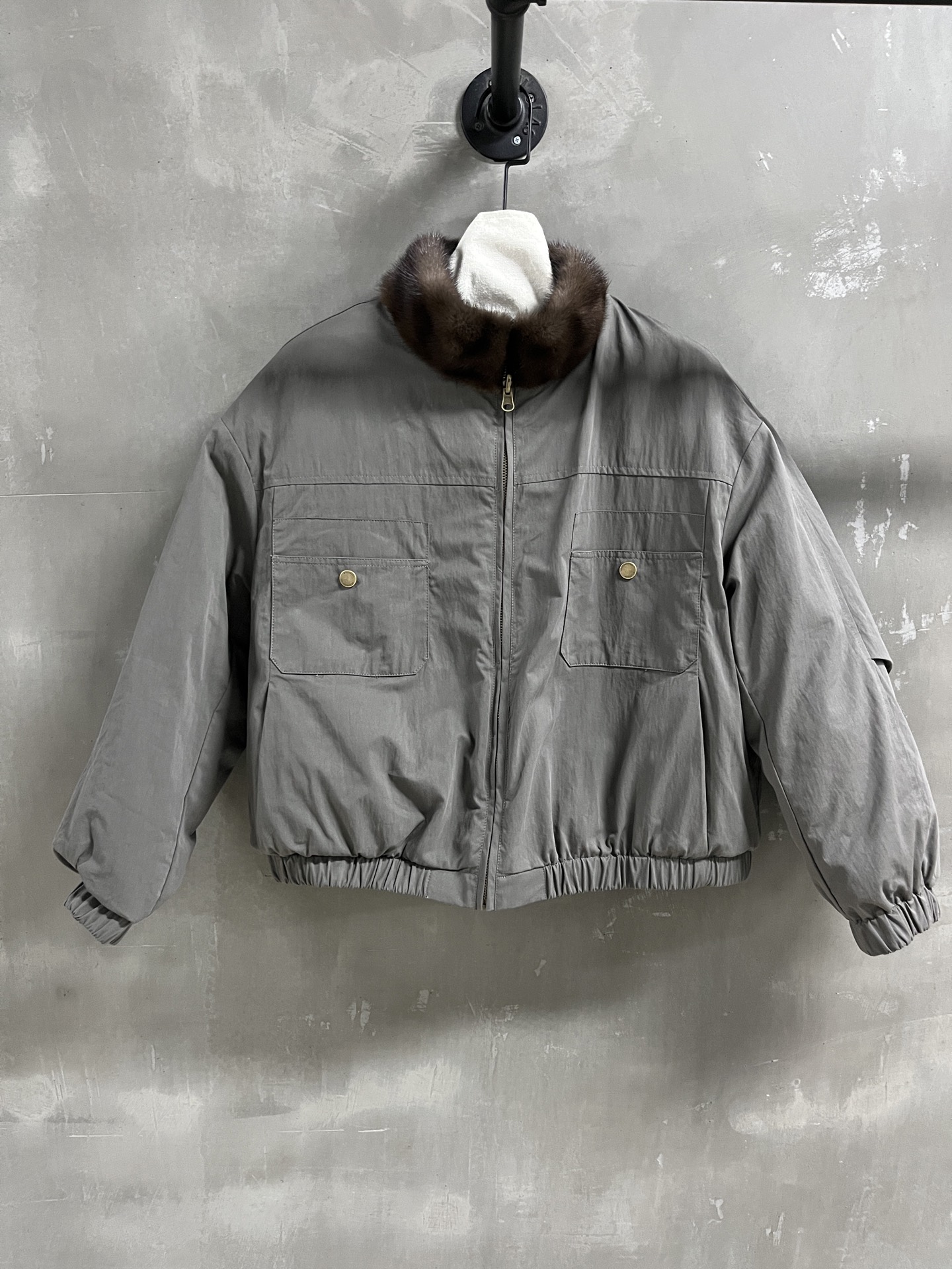 NO:636689,Introduction to MiuMiu | 2025 Autumn and Winter New Products This season’s best goose down items!  Original custom-made, sweet and cool retro style, easy-to-match and fashionable version!  Classic reversible - MATERIAL material - leather 70 cotton 30 nylon rabbit fur mink filling white goose down sizeS- L M size bust 130 length 55 shoulder width 56 sleeve length 51 price, Miu Miu-clothing, miumiu, alexander wang19860909MiuMiu简介｜2025秋冬新品 本季度最佳鹅绒单品！原版订制 甜酷风复古气质,版型不挑人百搭又时髦！经典两面穿 - MATERIAL 材质 - 皮面70棉30锦纶兔毛水貂 填充物白鹅绒 sizeS- L M码胸围 130衣长55 肩宽56 袖长51 price,缪缪-服装,miumiu,alexander wang,Women's clothing