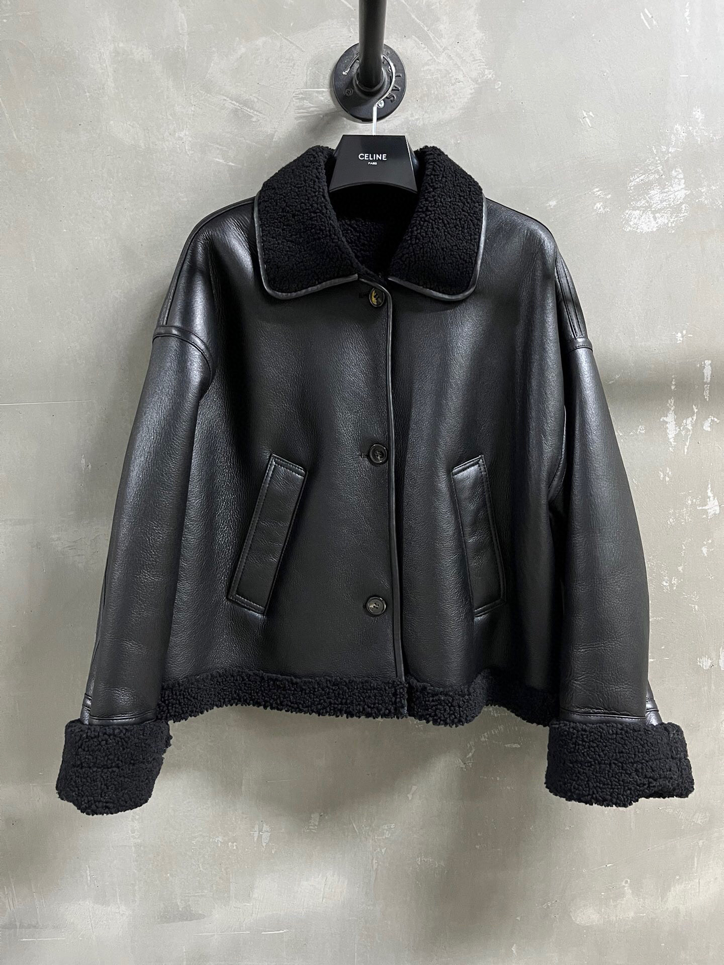 NO:636687,Introduction to Celi*e｜2025 Early Autumn New Products This season’s best fur all-in-one product!  The loose fit is versatile and fashionable!  - MATERIAL Material - Leather imported merino wool and fur all in one size S-M M size bust 130 shoulder width 65 sleeve length 51 length 59 price, Celine-clothing, celine, celine, alexander wang19860909Celi*e简介｜2025早秋新品 本季度最佳皮毛一体单品！版型宽松不挑人百搭又时髦！ - MATERIAL 材质 - 皮面进口美利奴羊毛皮毛一体 size Ｓ- M M码胸围130 肩宽65袖长51衣长59 price,赛琳-服装,celine,celine,alexander wang,Women's clothing