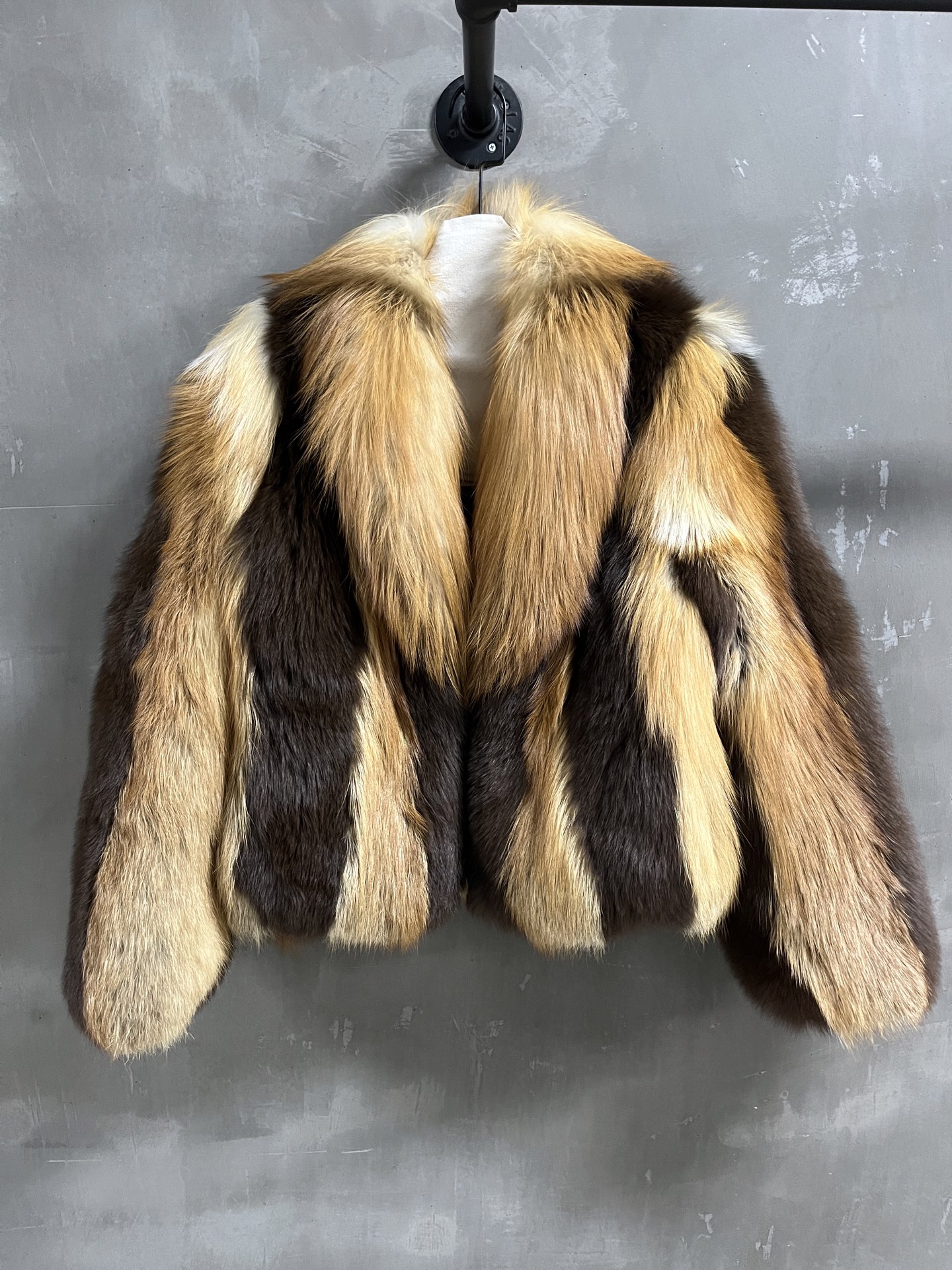 Fendi Fox Fur Coat – Retro Style, Versatile Fit, Ultimate Warmth