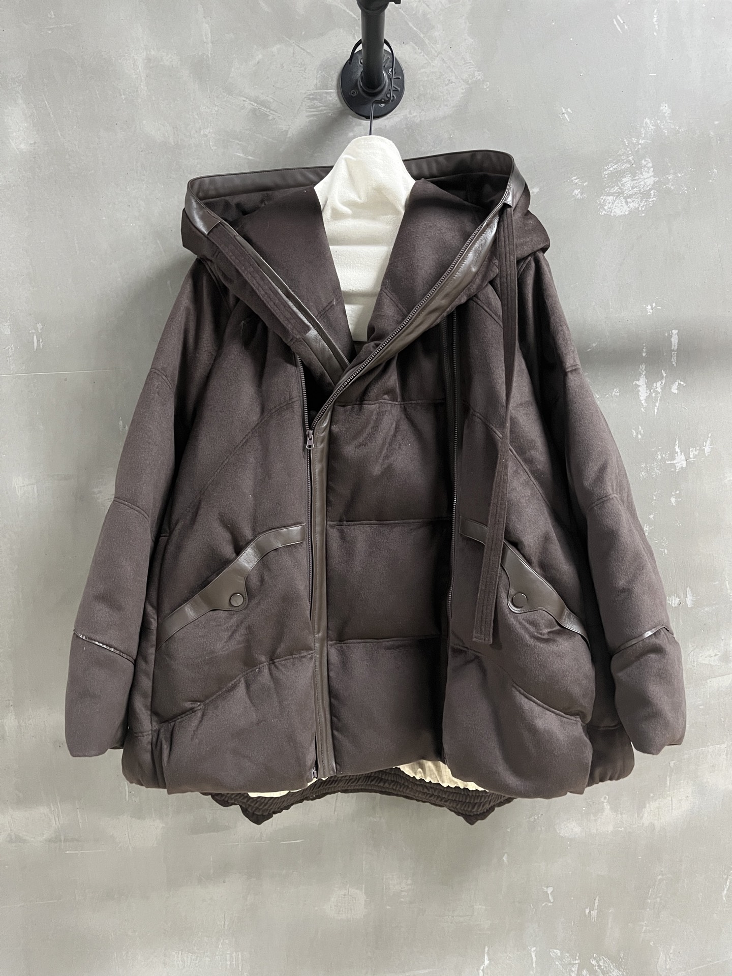 NO:636693,BC Introduction｜2025 New Autumn Clothing Products This season’s best goose down jacket items!  Classic old money style design, loose fit, versatile and fashionable!  - MATERIAL Material - Leather 20 wool 30 viscose 50 polyester Filling 90 white goose down sizeS- L M size bust 160 raglan sleeve length 73 clothing length 78 price, women's clothing, alexander wang19860909BC简介｜2025秋装新品 本季度最佳鹅绒服单品！经典老钱风设计 宽松版型不挑人百搭又时髦！ - MATERIAL 材质 - 皮面20羊毛 30黏胶50涤纶 填充物90白鹅绒 sizeS- L M码胸围160 连肩袖长73 衣长78 price,女装,alexander wang,Women's clothing