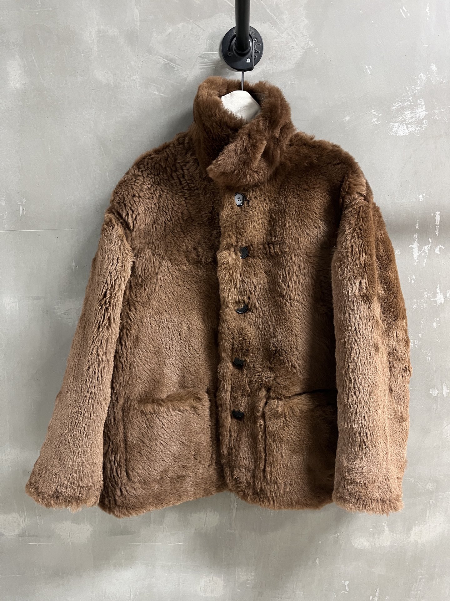 NO:636696,MiuM*u Introduction | 2025 Autumn and Winter New Products This season’s best fur all-in-one product!  The style is versatile and fashionable!  Classic reversible - MATERIAL material - leather imported merino suede wool integrated size S-19860909MiuM*u简介｜2025秋冬新品 本季度最佳皮毛一体单品！版型不挑人百搭又时髦！经典两面穿 - MATERIAL 材质 - 皮面进口美利奴绒面羊毛皮毛一体 size Ｓ- XL M码胸围120衣长72 肩宽58 袖长56,缪缪-服装,miumiu,alexander wang,Women's clothing