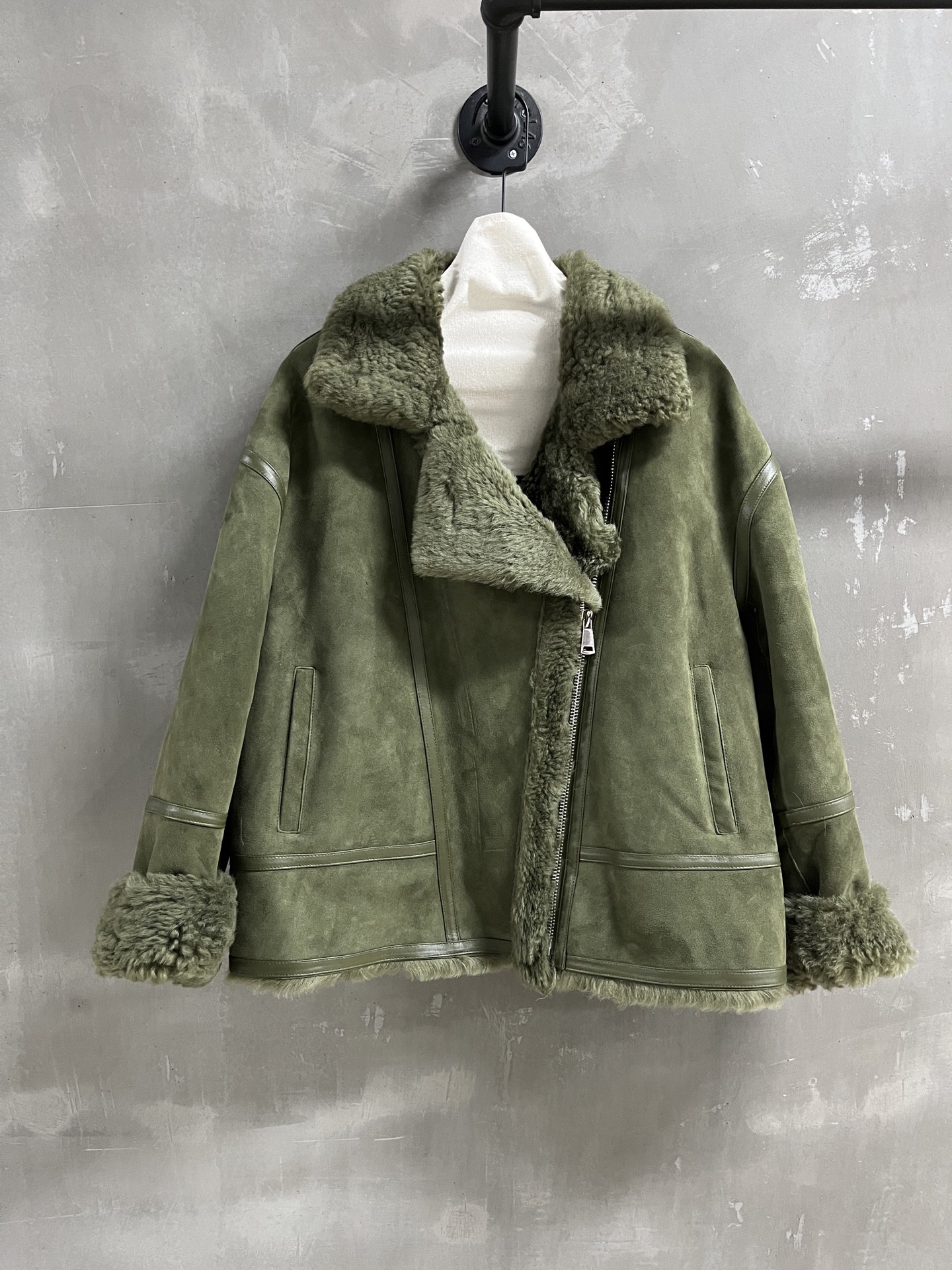 NO:637145,Introduction to Saint Laurent | 2025 Autumn and Winter New Products This season’s best fur all-in-one product!  The style is versatile and fashionable!  - MATERIAL Material - Leather imported Bazaar suede wool and fur all in one size S-19860909Saint Laurent简介｜2025秋冬新品 本季度最佳皮毛一体单品！版型不挑人百搭又时髦！ - MATERIAL 材质 - 皮面进口芭莎绒面羊毛皮毛一体 size Ｓ- XL M码胸围124 衣长66 肩宽62 袖长卷起50,圣罗兰-服装,saint laurent,saint laurent,alexander wang,Women's clothing