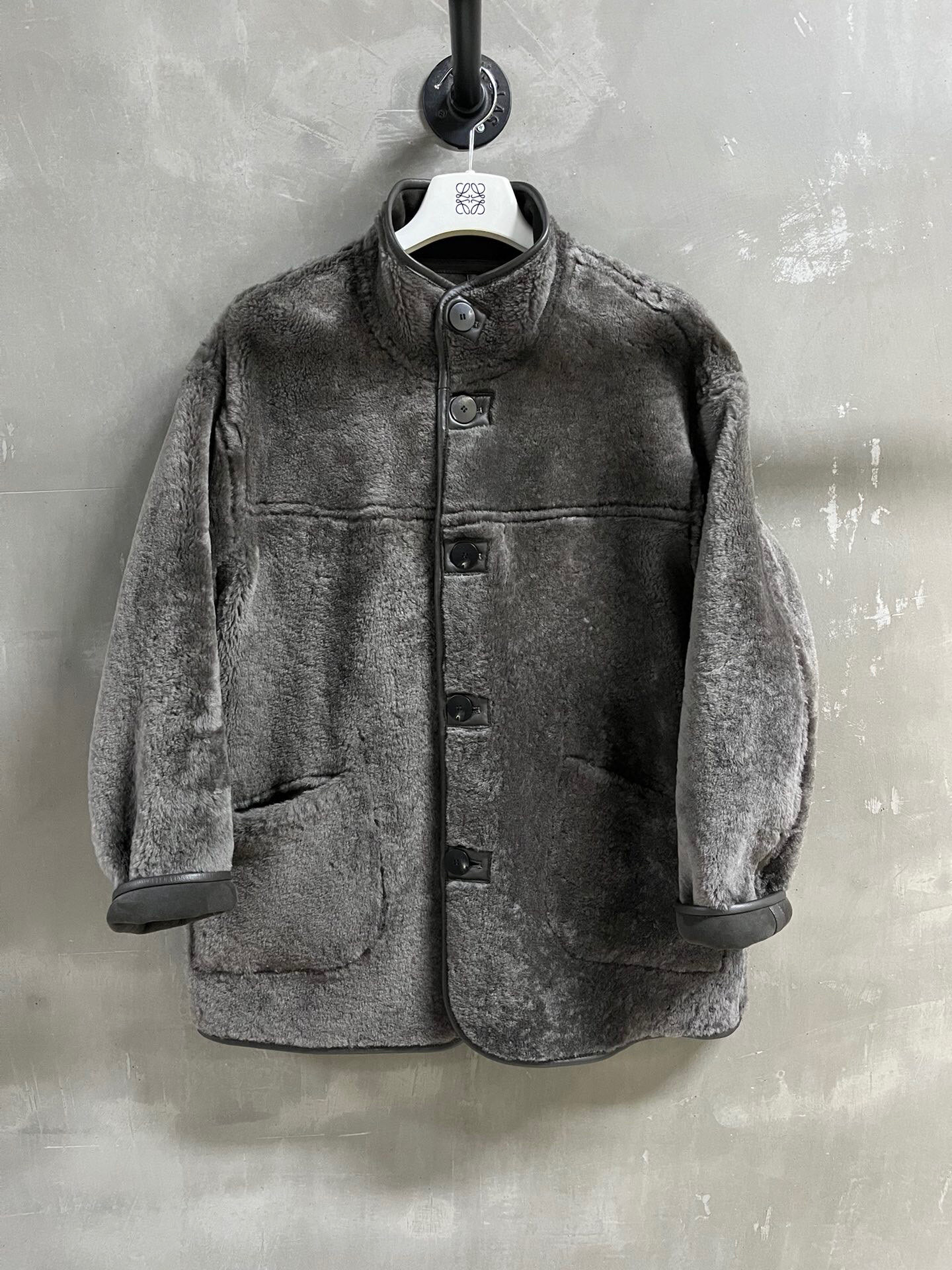 NO:637255,Introduction to Lo*we | 2025 Autumn and Winter New Products The best fur all-in-one product this season!  The style is versatile and fashionable!  - MATERIAL - Leather imported small merino suede wool and fur all in one size S-19860909Lo*we简介｜2025秋冬新品 本季度最佳皮毛一体单品！版型不挑人百搭又时髦！ - MATERIAL 材质 - 皮面进口小美利奴绒面羊毛皮毛一体 size Ｓ- XL M码胸围122衣长75肩宽55袖长52 price,罗意威-服装,loewe,alexander wang,Women's clothing