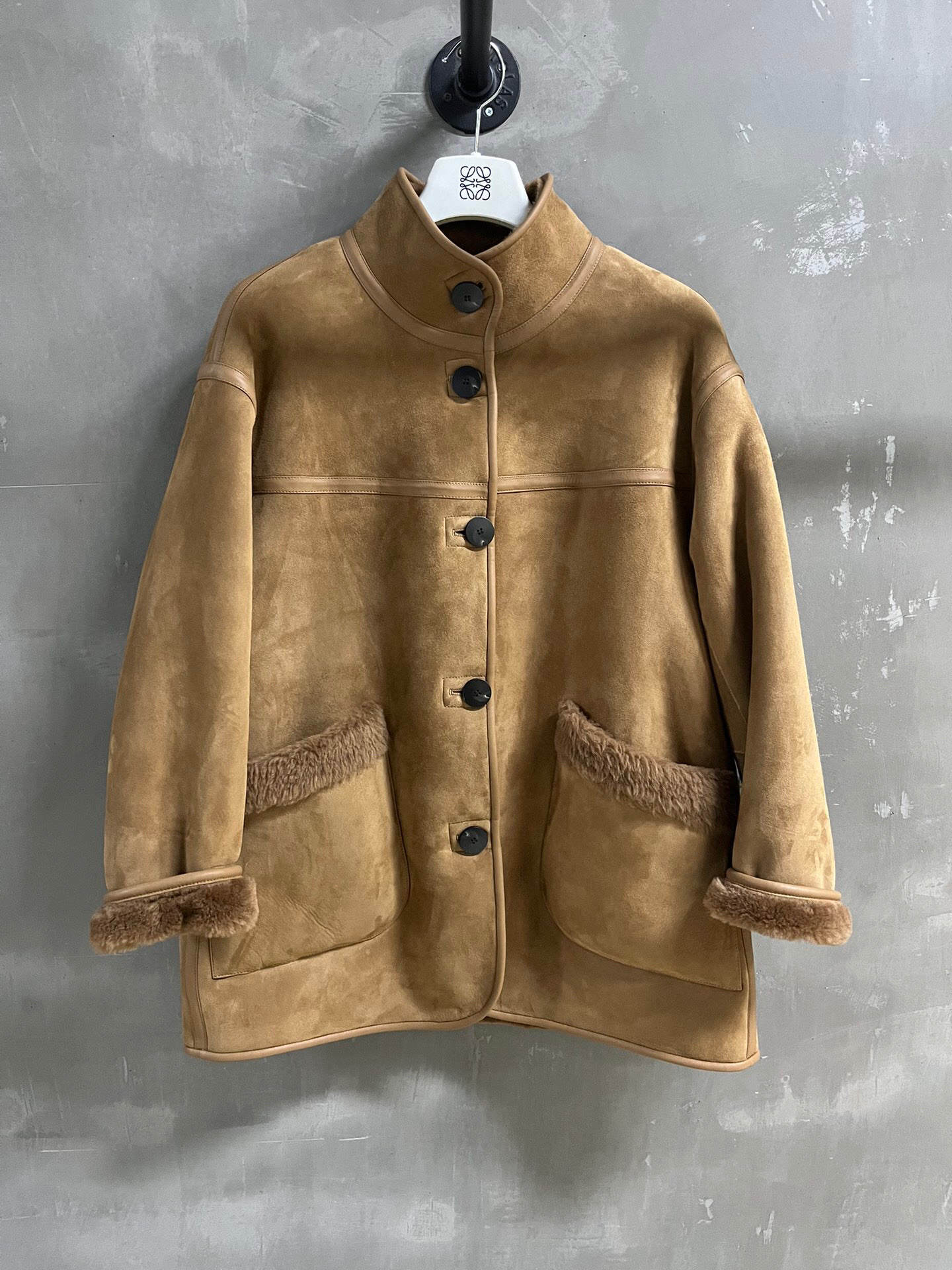 NO:637256,Introduction to Lo*we | 2025 Autumn and Winter New Products The best fur all-in-one product this season!  The style is versatile and fashionable!  Classic reversible - MATERIAL material - leather imported small merino suede and fur all in one size S-19860909Lo*we简介｜2025秋冬新品 本季度最佳皮毛一体单品！版型不挑人百搭又时髦！经典两面穿 - MATERIAL 材质 - 皮面进口小美利奴绒面羊毛皮毛一体 size Ｓ- XL M码胸围122衣长75肩宽55袖长52 price,罗意威-服装,loewe,alexander wang,Women's clothing