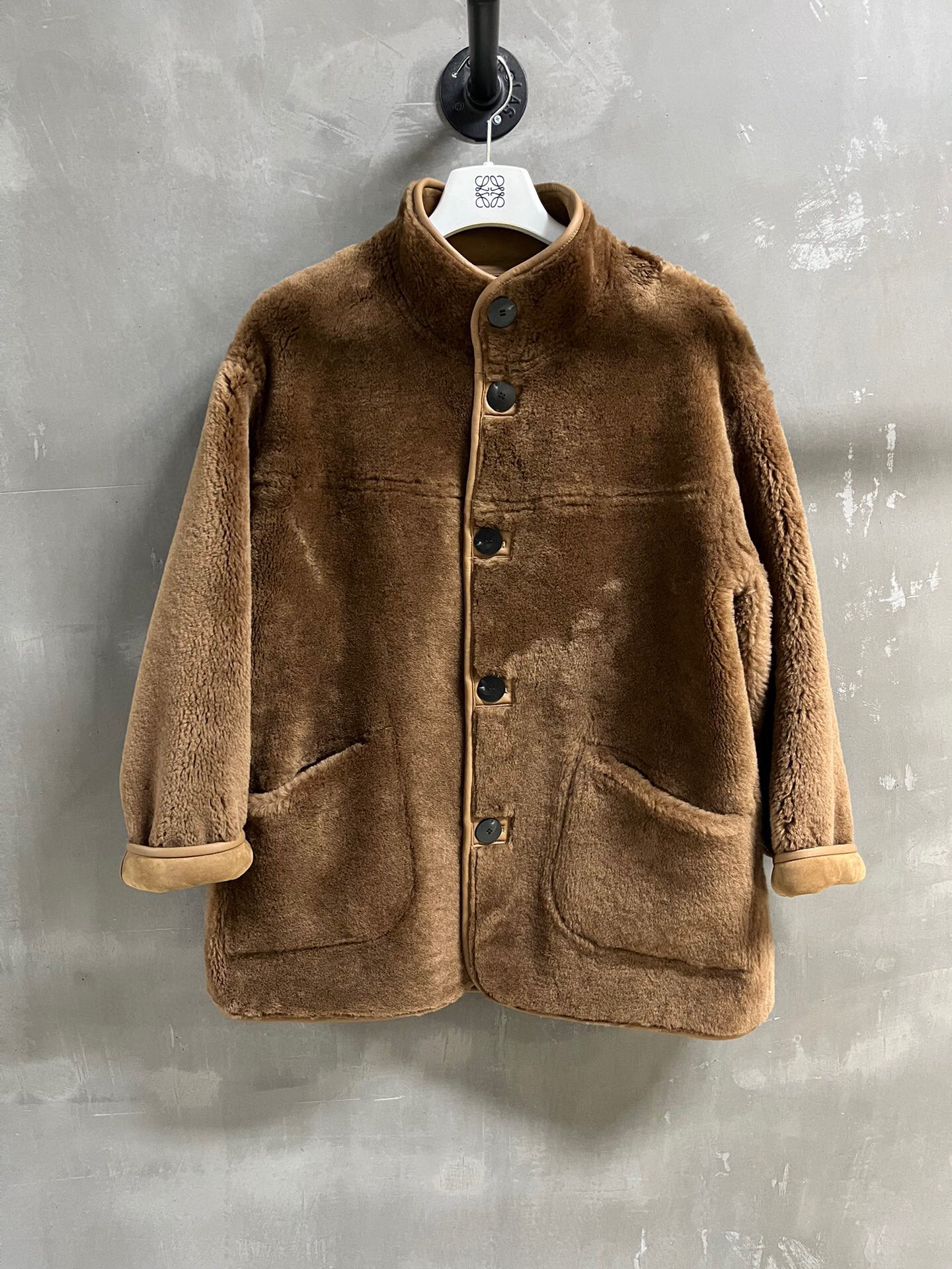 NO:637259,Introduction to Lo*we | 2025 Autumn and Winter New Products The best fur all-in-one product this season!  The style is versatile and fashionable!  - MATERIAL - Leather imported small merino suede wool and fur all in one size S-19860909Lo*we简介｜2025秋冬新品 本季度最佳皮毛一体单品！版型不挑人百搭又时髦！ - MATERIAL 材质 - 皮面进口小美利奴绒面羊毛皮毛一体 size Ｓ- XL M码胸围122衣长75肩宽55袖长52 price,罗意威-服装,loewe,alexander wang,Women's clothing