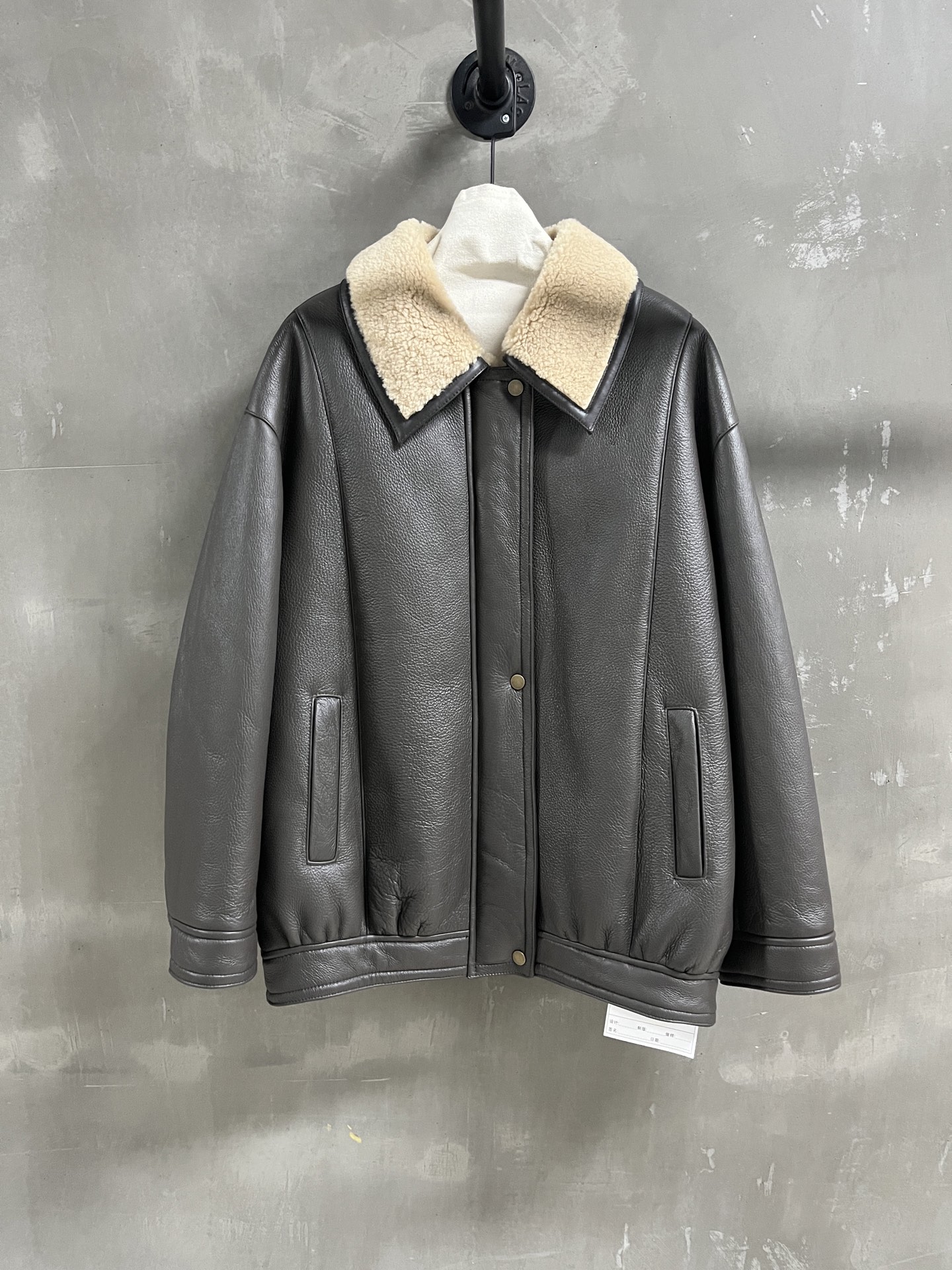 Toteme Shearling Jacket: Timeless Style, Ultimate Comfort 3 i1764598719991 7298 0 0