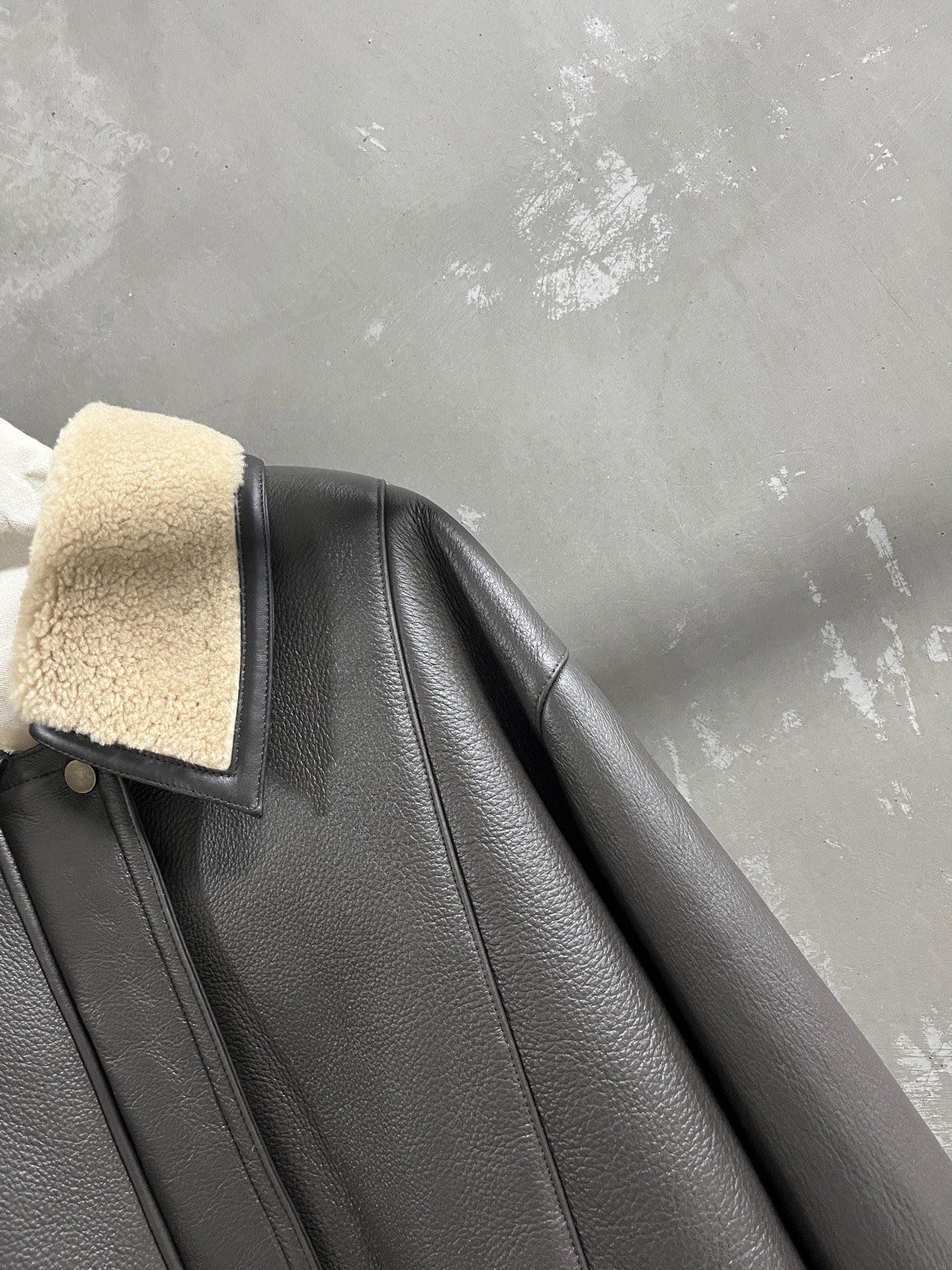 Toteme Shearling Jacket: Timeless Style, Ultimate Comfort 4 i1764598725261 6471 0 1