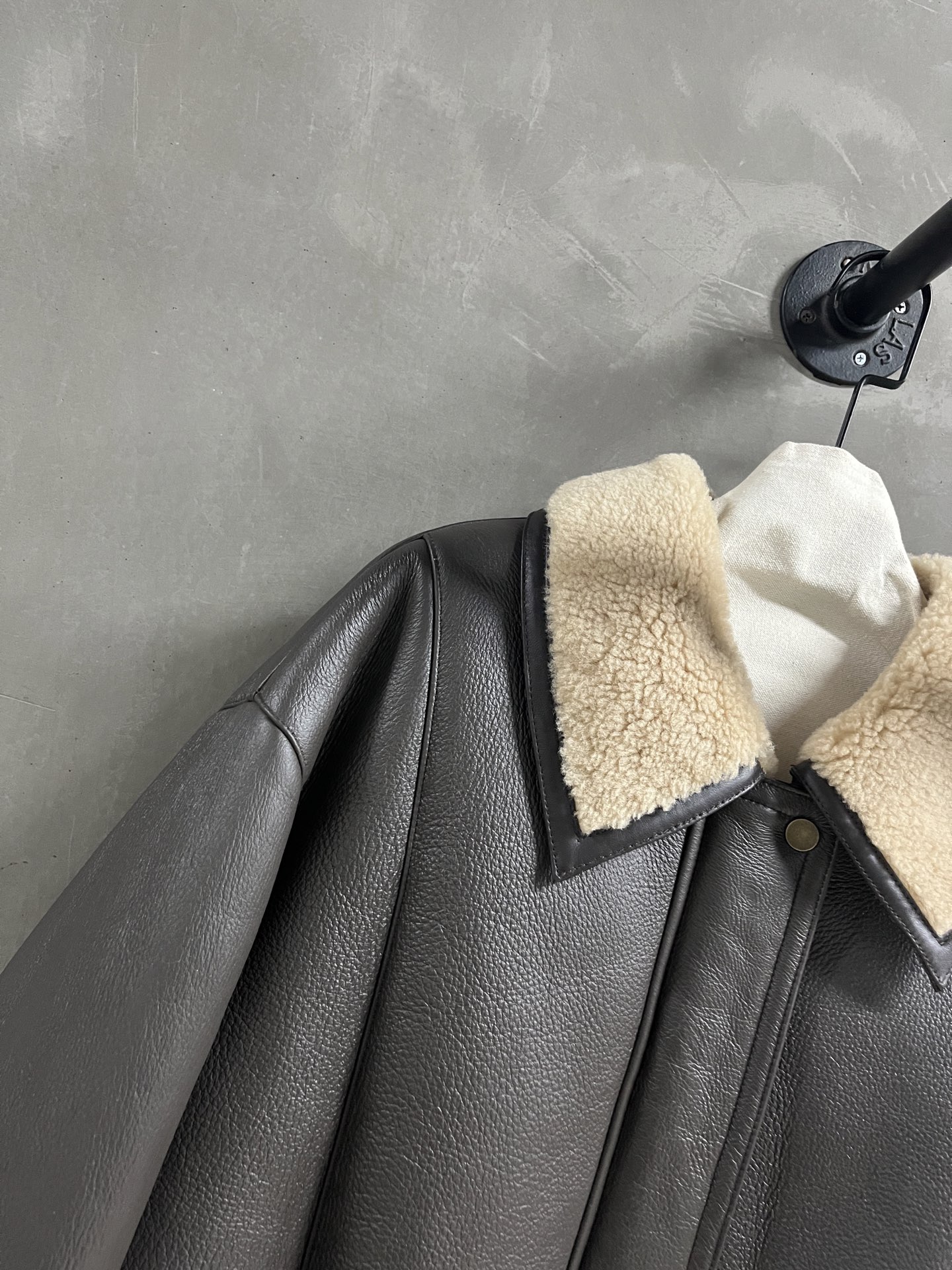 Toteme Shearling Jacket: Timeless Style, Ultimate Comfort 6 i1764598725389 7294 0 3