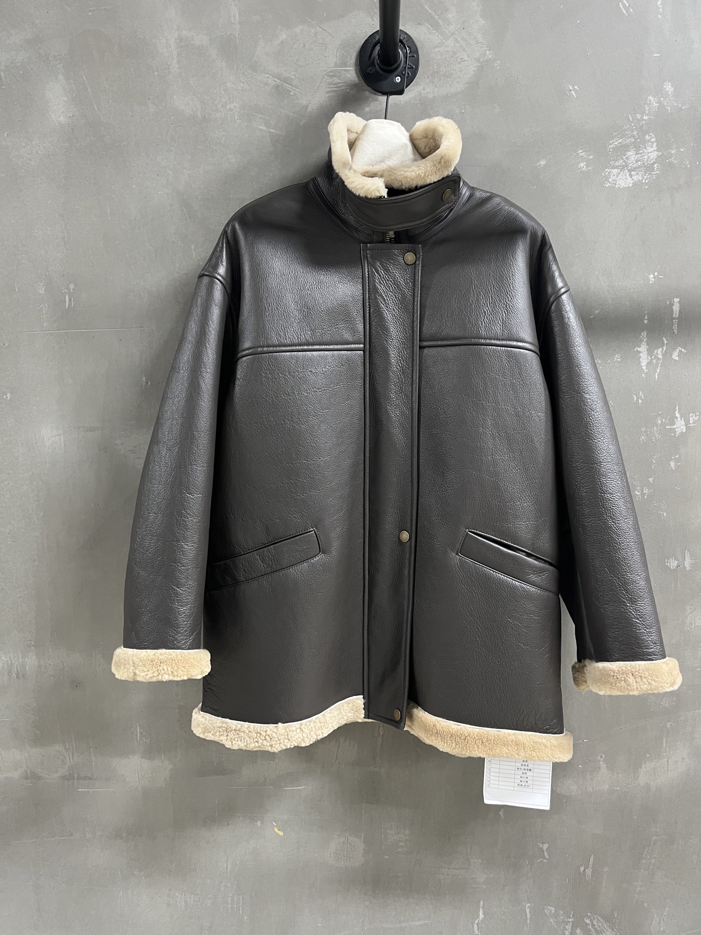 NO:637456,Introduction to TOTEME｜2025 New Autumn Clothing Products The best fur all-in-one product this season!  The current popular old money style is minimalist and full of tonality ~ the slim version is versatile and fashionable without being picky!  - MATERIAL - Leather imported merino wool and fur all in one size S- L M size bust 132 length 76 shoulder width 59 sleeve length 53 price, women's clothing, alexander wang19860909TOTEME简介｜2025秋装新品 本季度最佳皮毛一体单品！当下流行的老钱风 极简调性十足～显瘦版型不挑人百搭又时髦！ - MATERIAL 材质 - 皮面进口美利奴羊毛皮毛一体 size S- L M码胸围132 衣长76 肩宽59 袖长53 price,女装,alexander wang,Women's clothing