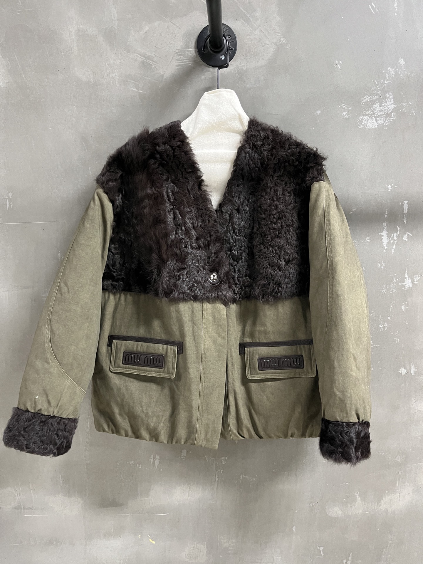 NO:638080,MiuM*u Introduction | 2025 Autumn and Winter New Products The best goose down jacket this season!  The style is versatile and fashionable!  - MATERIAL Material - Leather 55 Tencel 45 Cotton Lamb size S-L M size bust 124 length 66 shoulder width 55 sleeve length 52 price, Miu Miu-clothing, miumiu, alexander wang19860909MiuM*u简介｜2025秋冬新品 本季度最佳鹅绒服单品！版型不挑人百搭又时髦！ - MATERIAL 材质 - 皮面55天丝 45棉小胡羊 size Ｓ- L M码胸围124 衣长66 肩宽55 袖长52 price,缪缪-服装,miumiu,alexander wang,Women's clothing