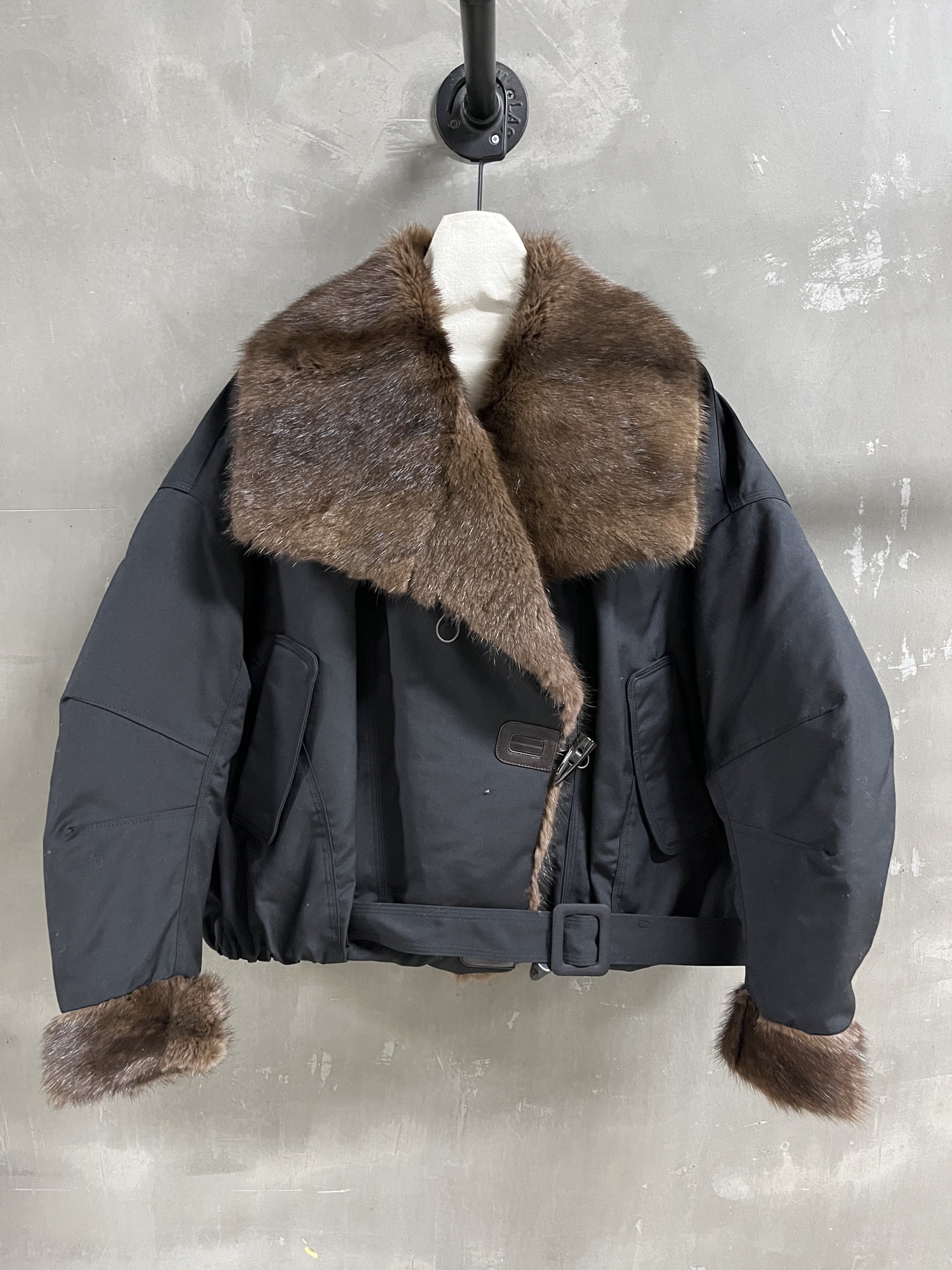 NO:638428,MiuM*u Introduction | 2025 Autumn and Winter New Products The best goose down jacket this season!  The style is versatile and fashionable!  - MATERIAL Material - Leather 11 nylon 43 cotton 46 polyester size S-L M size bust 146 length 60 shoulder width 65 sleeve length 50 price, Miumiu-clothing, miumiu, alexander wang19860909MiuM*u简介｜2025秋冬新品 本季度最佳鹅绒服单品！版型不挑人百搭又时髦！ - MATERIAL 材质 - 皮面11锦纶43棉46涤纶 size Ｓ- L M码胸围146 衣长60 肩宽65袖长50 price,缪缪-服装,miumiu,alexander wang,Women's clothing