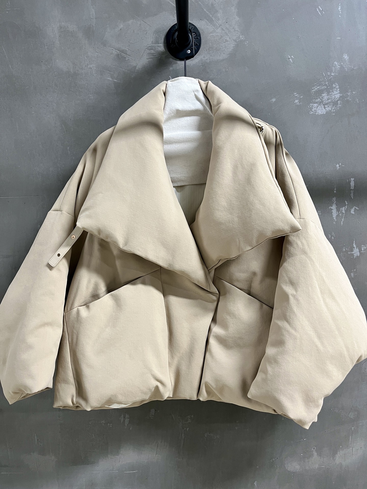 NO:638431,BC Introduction | 2025 Autumn and Winter New Products This season’s best hollow yarn goose down item!  The style is versatile and fashionable!  - MATERIAL - Leather hollow yarn fabric filled with 90 white goose down size one size fits all M size bust 164 length 70 shoulder width 79 sleeve length 37 price, women's clothing, alexander wang19860909BC简介｜2025秋冬新品 本季度最佳中空纱鹅绒单品！版型不挑人百搭又时髦！ - MATERIAL 材质 - 皮面中空纱面料 填充物90白鹅绒 size 均码 M码胸围164衣长70肩宽79 袖长37 price,女装,alexander wang,Women's clothing