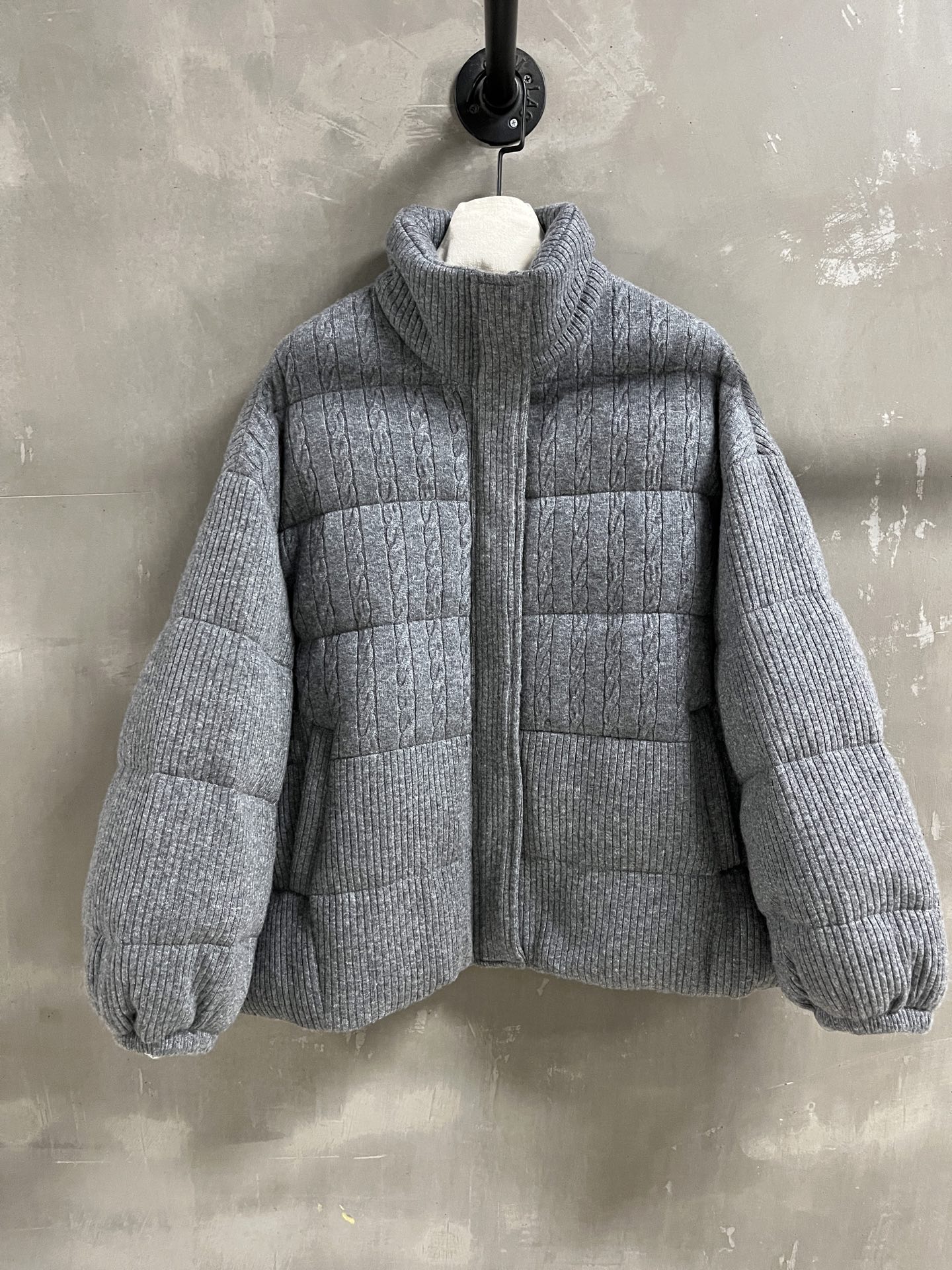 NO:638544,BC Introduction｜2025 New Autumn Clothing Products This season’s best goose down jacket items!  Classic old money style design, loose fit, versatile and fashionable!  - MATERIAL - Leather 5 cashmere 46 sheep cashmere 41 lyocell filling 90 white goose down sizeS- M M size bust 132 shoulder width 60 length 65 sleeve length 51 price, women's clothing, alexander wang19860909BC简介｜2025秋装新品 本季度最佳鹅绒服单品！经典老钱风设计 宽松版型不挑人百搭又时髦！ - MATERIAL 材质 - 皮面5山羊绒 46绵羊绒 41莱赛尔 填充物90白鹅绒 sizeS- M M码胸围132 肩宽60 衣长65 袖长51 price,女装,alexander wang,Women's clothing