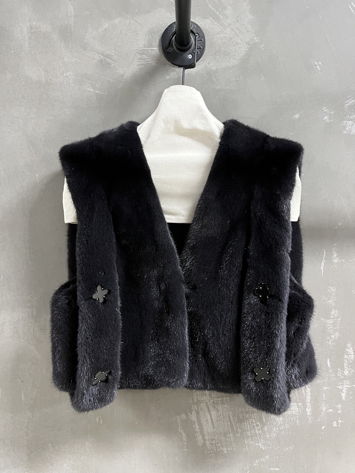 NO:638545,MiuM*u Introduction | 2025 Autumn and Winter New Products This season’s best mink items!  The style is versatile and fashionable!  - MATERIAL - Leather imported Danish mink size M-19860909MiuM*u简介｜2025秋冬新品 本季度最佳水貂单品！版型不挑人百搭又时髦！ - MATERIAL 材质 - 皮面进口丹麦水貂 size M- XL M码胸围96 肩宽44 衣长44 price,缪缪-服装,miumiu,alexander wang,Women's clothing