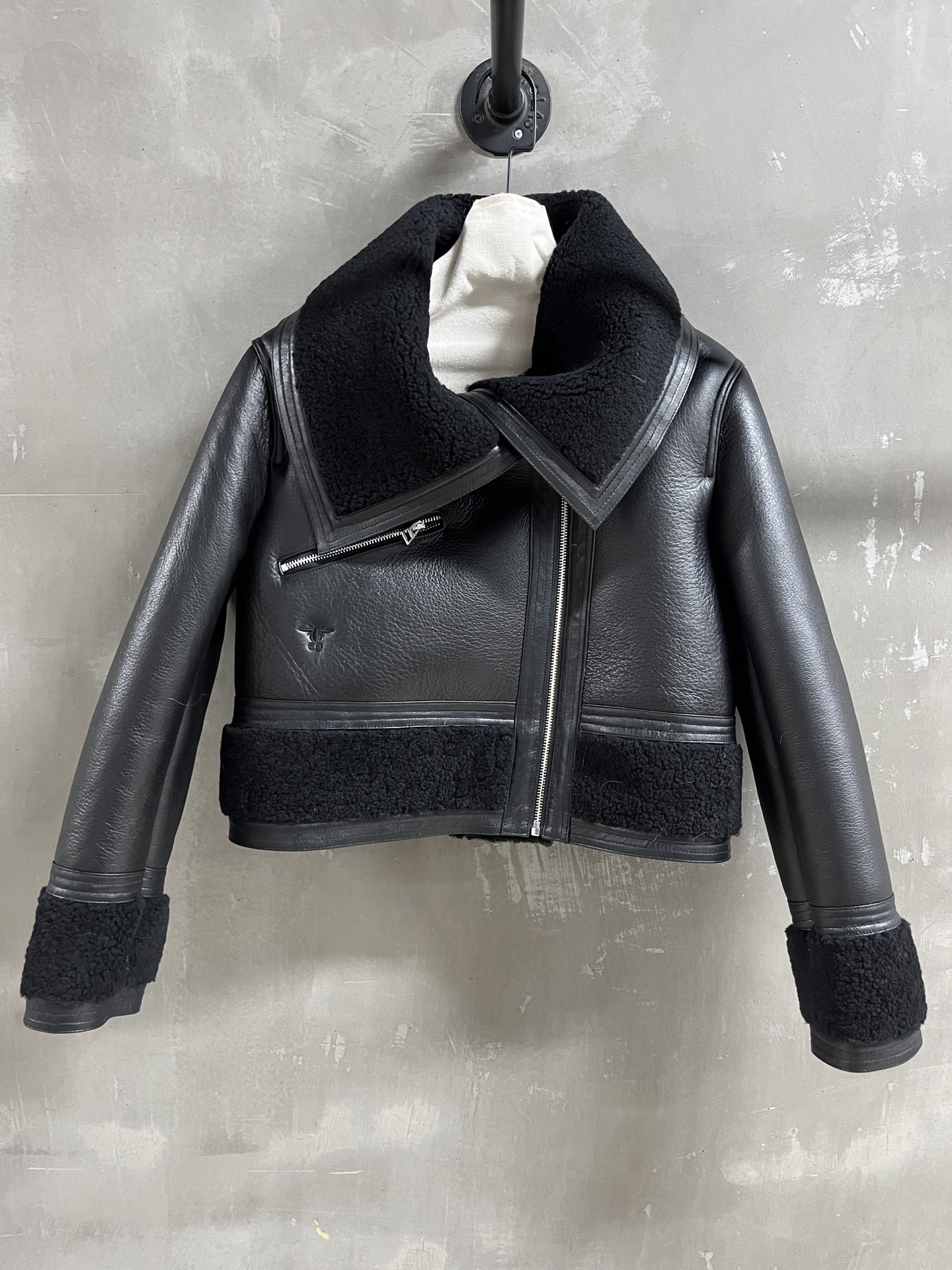 NO:638546,Introduction to Christian D*or｜2025 New Autumn Clothes The best fur all-in-one product this season!  The design is simple and elegant, and the style is versatile and fashionable!  - MATERIAL - Leather imported merino wool and fur all in one sizeS-19860909Christian D*or简介｜2025秋装新品 本季度最佳皮毛一体单品！设计简约腔调十足 版型不挑人百搭又时髦！ - MATERIAL 材质 - 皮面进口美利奴羊毛皮毛一体 sizeS- XL M码胸围110 肩宽44 衣长50 袖长60 price,迪奥-服装,dior,alexander wang,Women's clothing