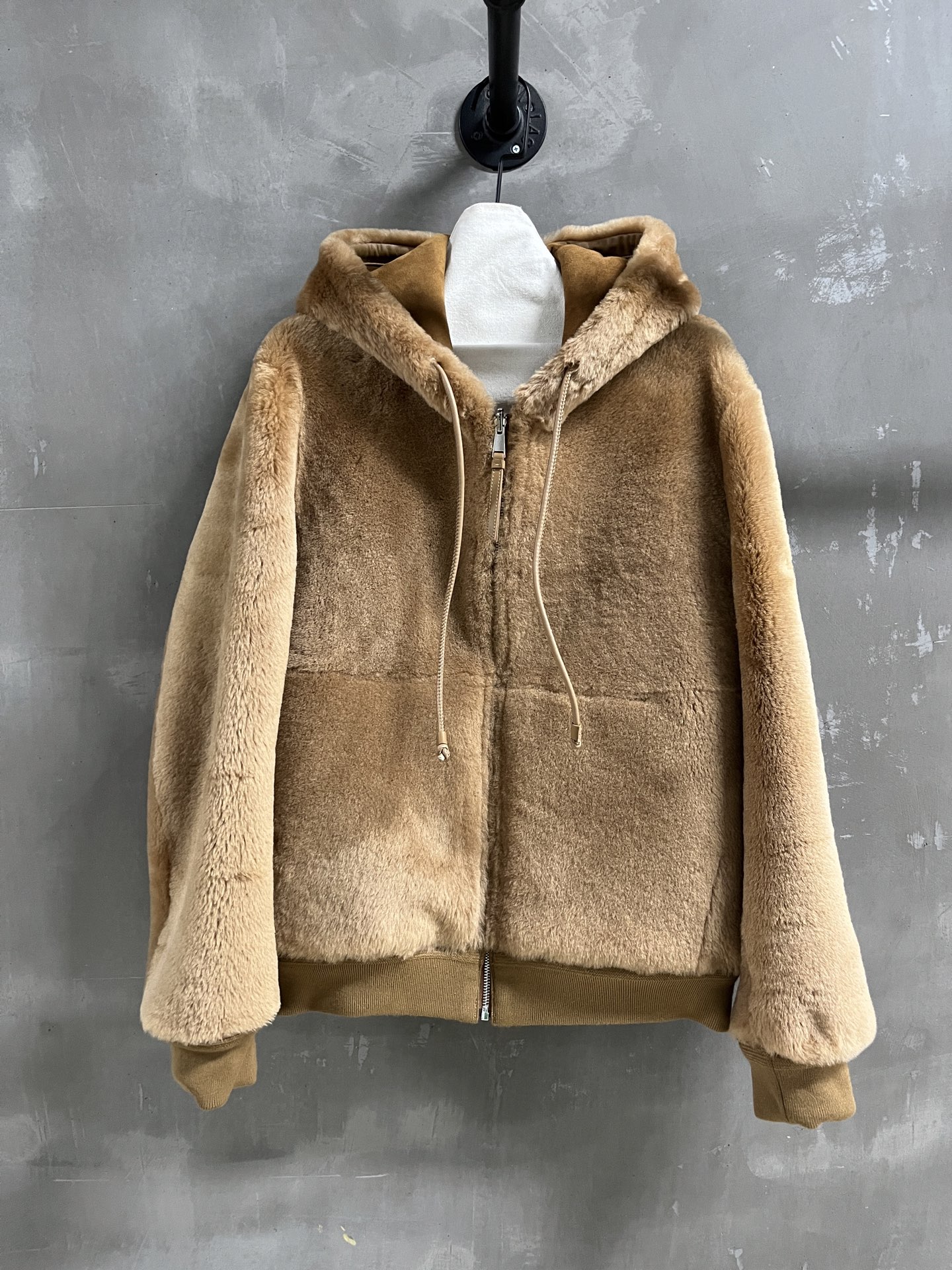 NO:638792,Introduction to Loewe | 2025 Autumn and Winter New Products This season’s best fur all-in-one product!  The style is versatile and fashionable!  Classic reversible - MATERIAL material - leather imported merino wool and fur size S-L M size bust 118 length 65 shoulder width 50 sleeve length 64 price, Loewe-clothing, loewe, loewe, alexander wang19860909Loewe简介｜2025秋冬新品 本季度最佳皮毛一体单品！版型不挑人百搭又时髦！经典两面穿 - MATERIAL 材质 - 皮面进口美利奴羊毛皮毛一体 size Ｓ- L M码胸围118 衣长65 肩宽50 袖长64 price,罗意威-服装,loewe,loewe,alexander wang,Women's clothing