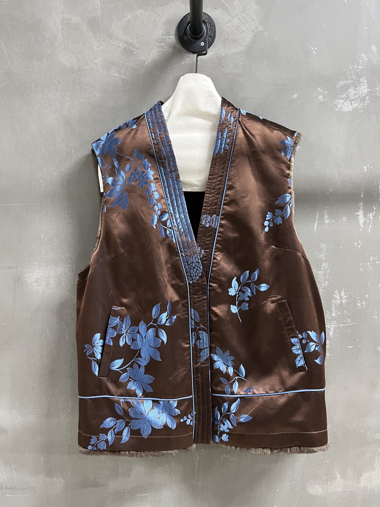 NO:638794,Introduction to Christian D*or | 2025 new autumn clothing The best mink vest item this season!  The design is simple and elegant, and the style is versatile and fashionable!  Classic reversible - MATERIAL material - leather imported crown velvet mink sizeM- L M size bust 114 shoulder width 45 length 70 price, Dior-clothing, dior, alexander wang19860909Christian D*or简介｜2025秋装新品 本季度最佳水貂马甲单品！设计简约腔调十足 版型不挑人百搭又时髦！经典两面穿 - MATERIAL 材质 - 皮面进口皇冠天鹅绒水貂 sizeM- L M码胸围114 肩宽45 衣长70 price,迪奥-服装,dior,alexander wang,Women's clothing