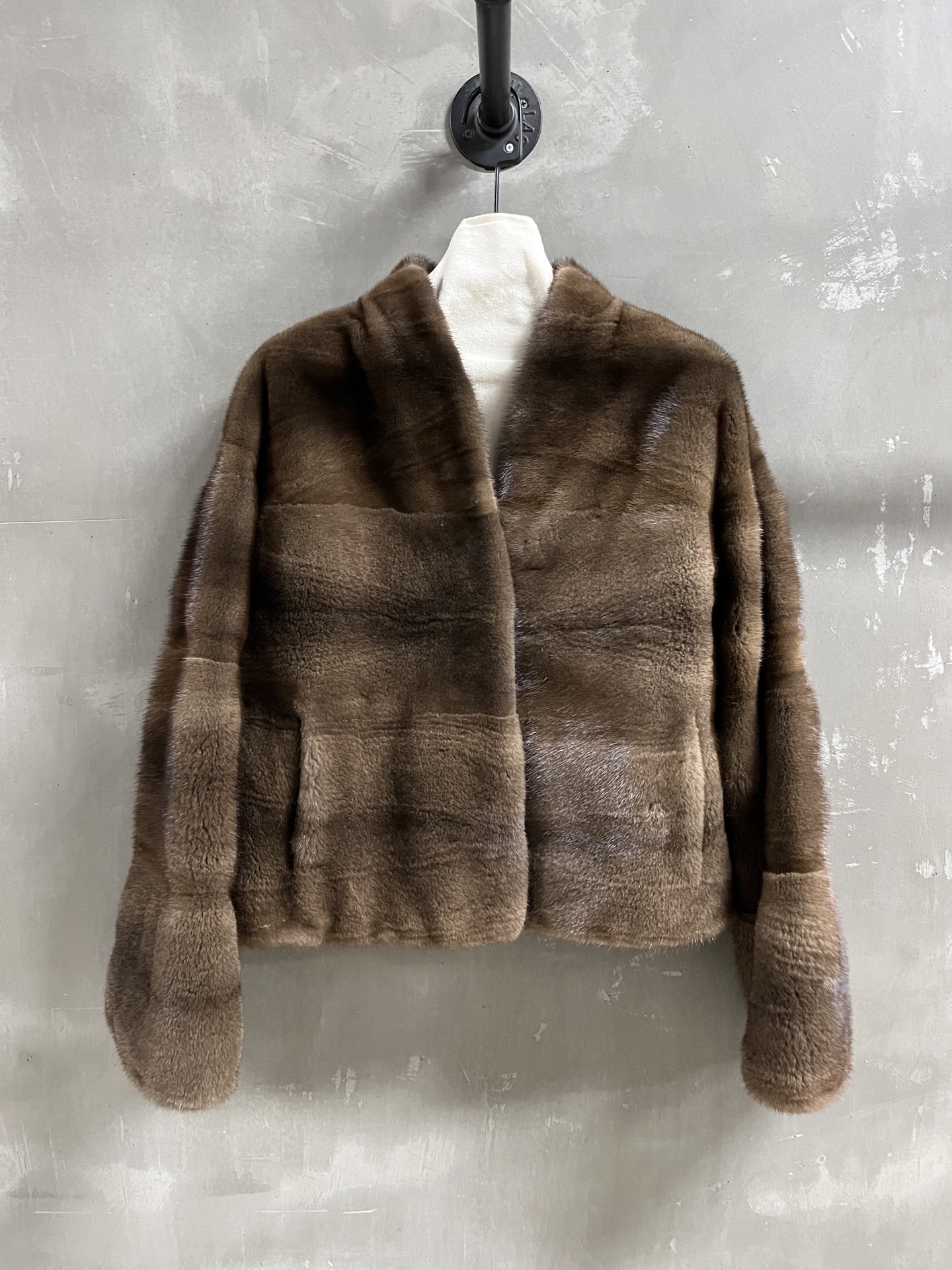 NO:638795,Introduction to Christian D*or | 2025 new autumn clothing The best mink vest item this season!  The design is simple and elegant, and the style is versatile and fashionable!  - MATERIAL - Leather imported crown velvet mink sizeM-19860909Christian D*or简介｜2025秋装新品 本季度最佳水貂马甲单品！设计简约腔调十足 版型不挑人百搭又时髦！ - MATERIAL 材质 - 皮面进口皇冠天鹅绒水貂 sizeM- XL M码胸围116 肩宽52 衣长54 袖长54 price,迪奥-服装,dior,alexander wang,Women's clothing