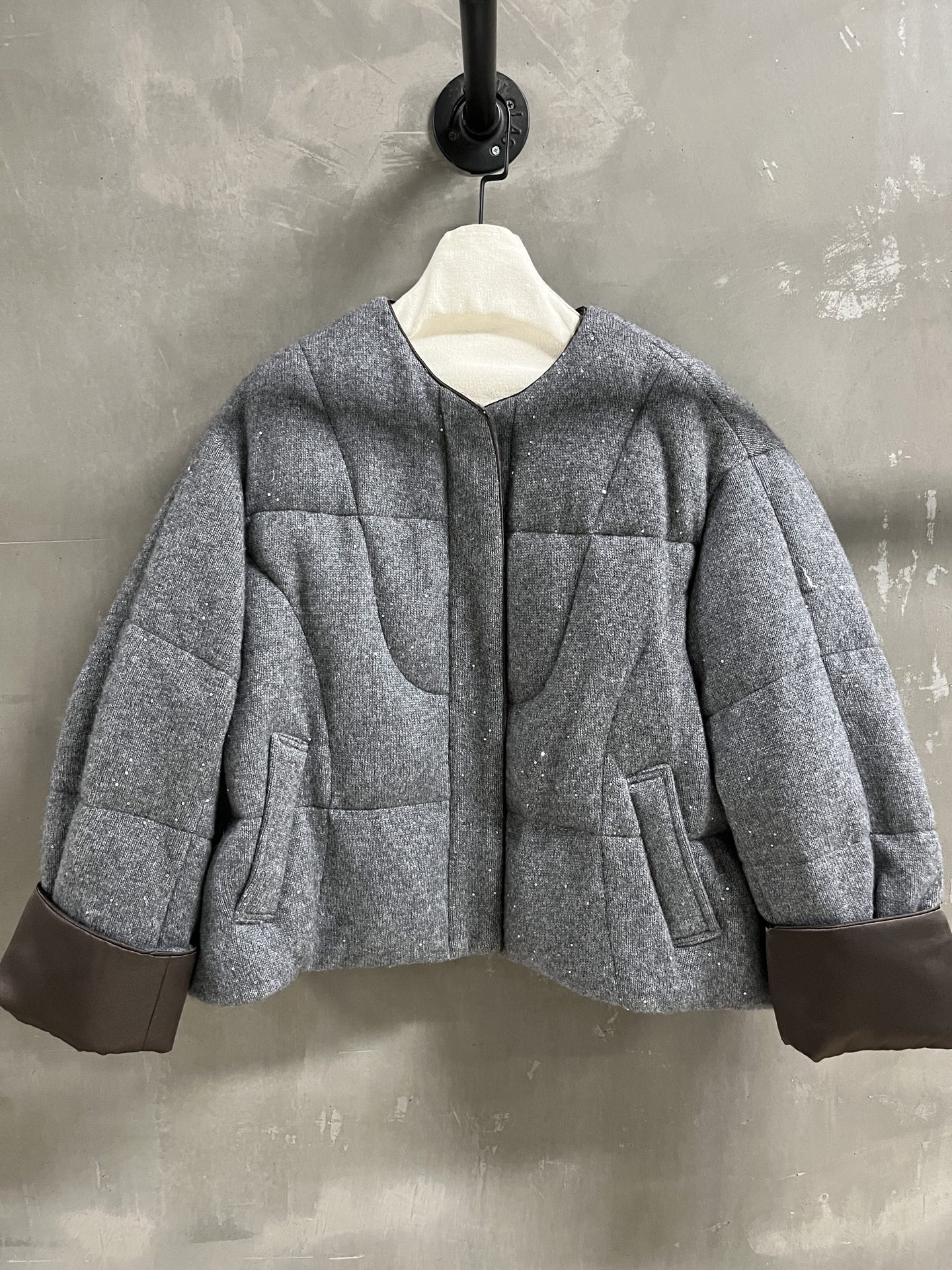 NO:638818,Introduction to Chan*l | 2025 Autumn and Winter New Products The best outerwear item of this season!  Classic Chanel design, easy-to-match style, versatile and fashionable!  - MATERIAL Material - Leather 5 cashmere 46 sheep cashmere 41 lyocell size S-L M size bust 130 length 57 shoulder width 51 sleeve length 50, Chanel - clothing, chanel, chanel, jackets & coats,  19860909Chan*l简介｜2025秋冬新品 本季度最佳外套单品！经典香奈儿设计 版型不挑人百搭又时髦！ - MATERIAL 材质 - 皮面5山羊绒46绵羊绒41莱赛尔 size Ｓ- L M码胸围130 衣长57 肩宽51 袖长50,香奈儿-服装,chanel,chanel,jackets & coats, ,Women's clothing