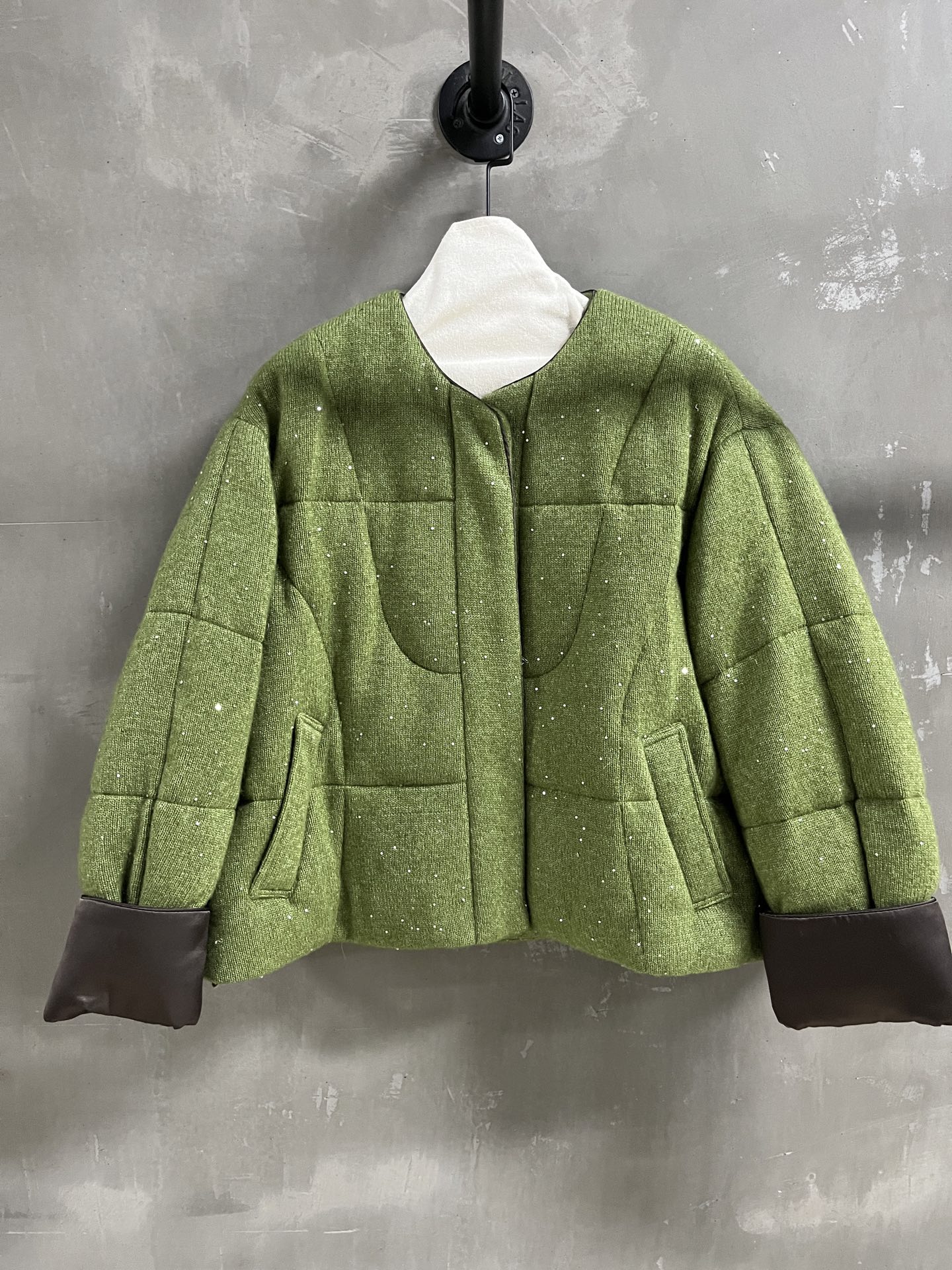 NO:638821,Introduction to Chan*l | 2025 Autumn and Winter New Products This season’s best goose down jacket item!  Classic Chanel design, easy-to-match style, versatile and fashionable!  - MATERIAL Material - Leather 5 cashmere 46 sheep cashmere 41 lyocell size S-L M size bust 130 length 57 shoulder width 51 sleeve length 50, Chanel - clothing, chanel, chanel, jackets & coats, alexander wang19860909Chan*l简介｜2025秋冬新品 本季度最佳鹅绒外套单品！经典香奈儿设计 版型不挑人百搭又时髦！ - MATERIAL 材质 - 皮面5山羊绒46绵羊绒41莱赛尔 size Ｓ- L M码胸围130 衣长57 肩宽51 袖长50,香奈儿-服装,chanel,chanel,jackets & coats,alexander wang,Women's clothing