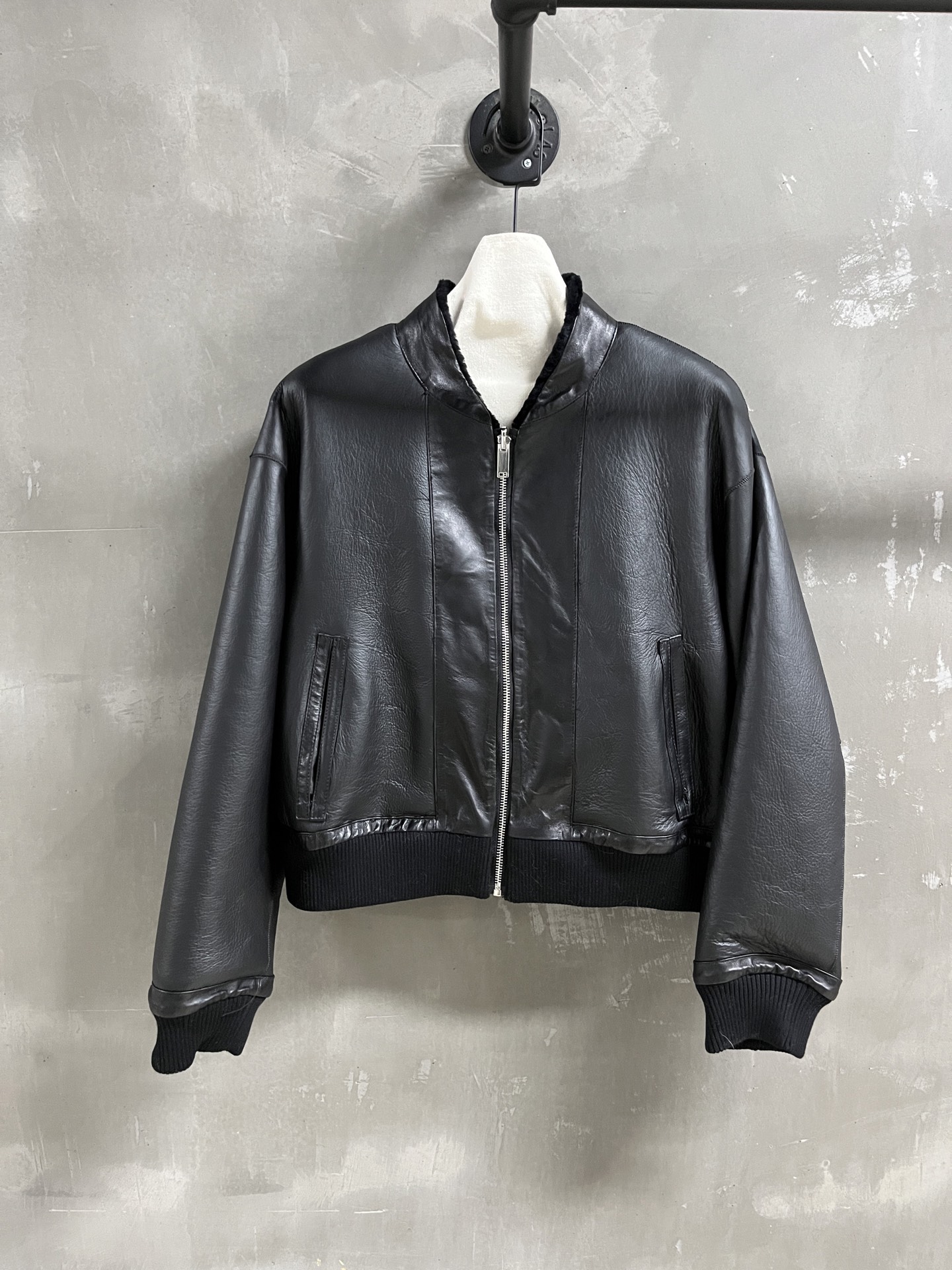 NO:660491,Introduction to Loro Piana | 2025 Autumn and Winter New Products This season’s best old money style items!  The style is versatile and fashionable!  Classic reversible - MATERIAL material - leather imported ultra-thin Australian wool and fur all in one size S-19860909Loro Piana简介｜2025秋冬新品 本季度最佳老钱风单品！版型不挑人百搭又时髦！经典两面穿 - MATERIAL 材质 - 皮面进口超薄澳洲羊毛皮毛一体 size S- XL M码胸围106 肩宽54 衣长52袖长53 price,女装,loro piana, ,Women's clothing