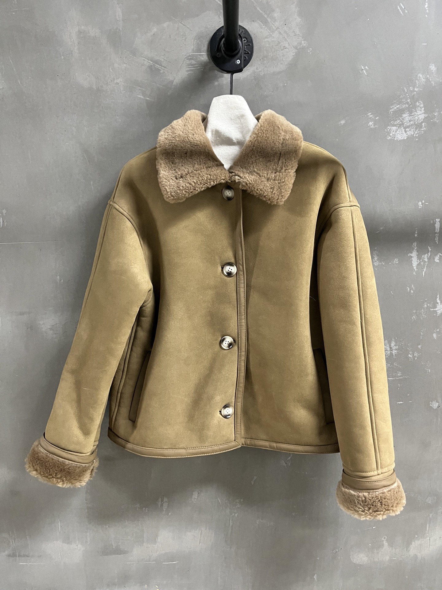 NO:660493,Introduction to Loewe | 2025 Autumn and Winter New Products This season’s best fur all-in-one product!  The style is versatile and fashionable!  - MATERIAL - Leather imported merino wool and fur all in one size S-19860909Loewe简介｜2025秋冬新品 本季度最佳皮毛一体单品！版型不挑人百搭又时髦！ - MATERIAL 材质 - 皮面进口美利奴羊毛皮毛一体 size Ｓ- XL M码胸围108衣长56肩宽54袖长卷起53 price,罗意威-服装,loewe,loewe, ,Women's clothing