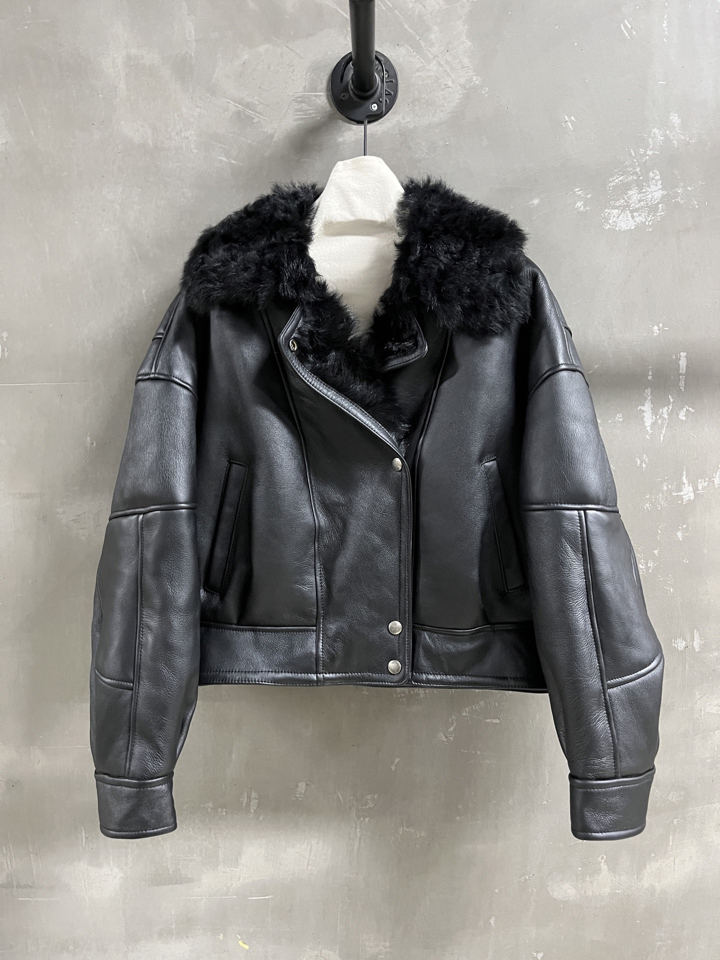 NO:660496,Introduction to Saint L*urent｜2025 New Winter Clothing Products This season’s best fur all-in-one product!  The style is versatile and fashionable!  - MATERIAL material - leather imported merino sheep fur size S-19860909Saint L*urent简介｜2025冬装新品 本季度最佳皮毛一体单品！版型不挑人百搭又时髦！ - MATERIAL 材质 - 皮面进口美利奴羊皮毛一体 size S- XL M码胸围116 衣长58 肩宽65 袖长50 price,圣罗兰-服装,saint laurent,saint laurent,sheepskin, ,Women's clothing