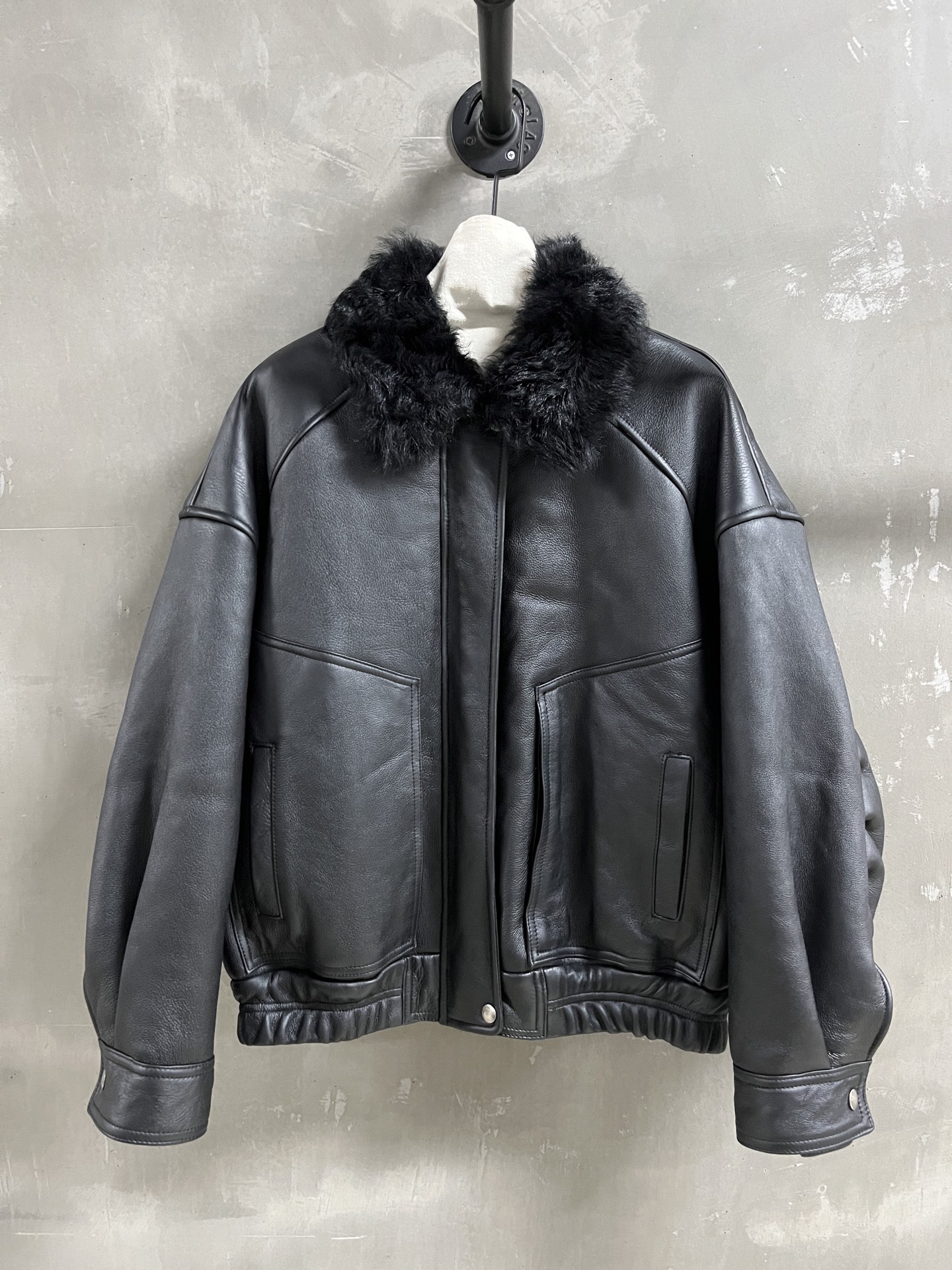 NO:660498,Introduction to Saint L*urent｜2025 New Winter Clothing Products This season’s best fur all-in-one product!  The style is versatile and fashionable!  - MATERIAL material - leather imported merino sheep fur size S-19860909Saint L*urent简介｜2025冬装新品 本季度最佳皮毛一体单品！版型不挑人百搭又时髦！ - MATERIAL 材质 - 皮面进口美利奴羊皮毛一体 size S- XL M码胸围132 衣长64 肩宽65 袖长50 price,圣罗兰-服装,saint laurent,saint laurent,sheepskin, ,Women's clothing