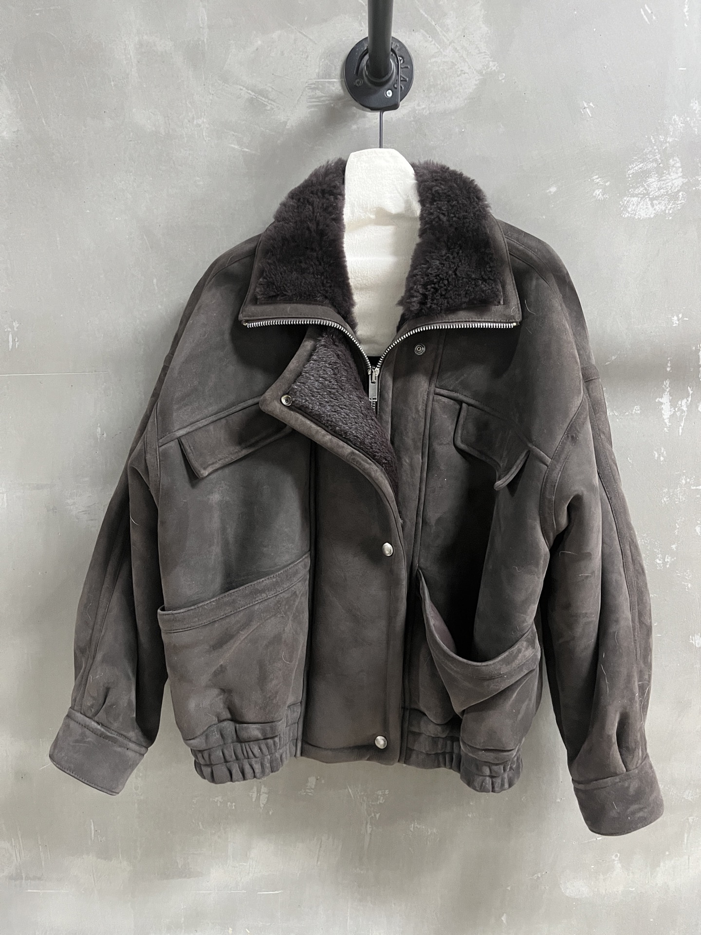 NO:660648,Introduction to Saint L*urent｜2025 New Winter Clothing Products This season’s best fur all-in-one product!  The style is versatile and fashionable!  - MATERIAL material - leather imported merino sheep fur size S-19860909Saint L*urent简介｜2025冬装新品 本季度最佳皮毛一体单品！版型不挑人百搭又时髦！ - MATERIAL 材质 - 皮面进口美利奴羊皮毛一体 size S- XL M码胸围134衣长62肩宽67袖长50 price,圣罗兰-服装,saint laurent,saint laurent,sheepskin, ,Women's clothing