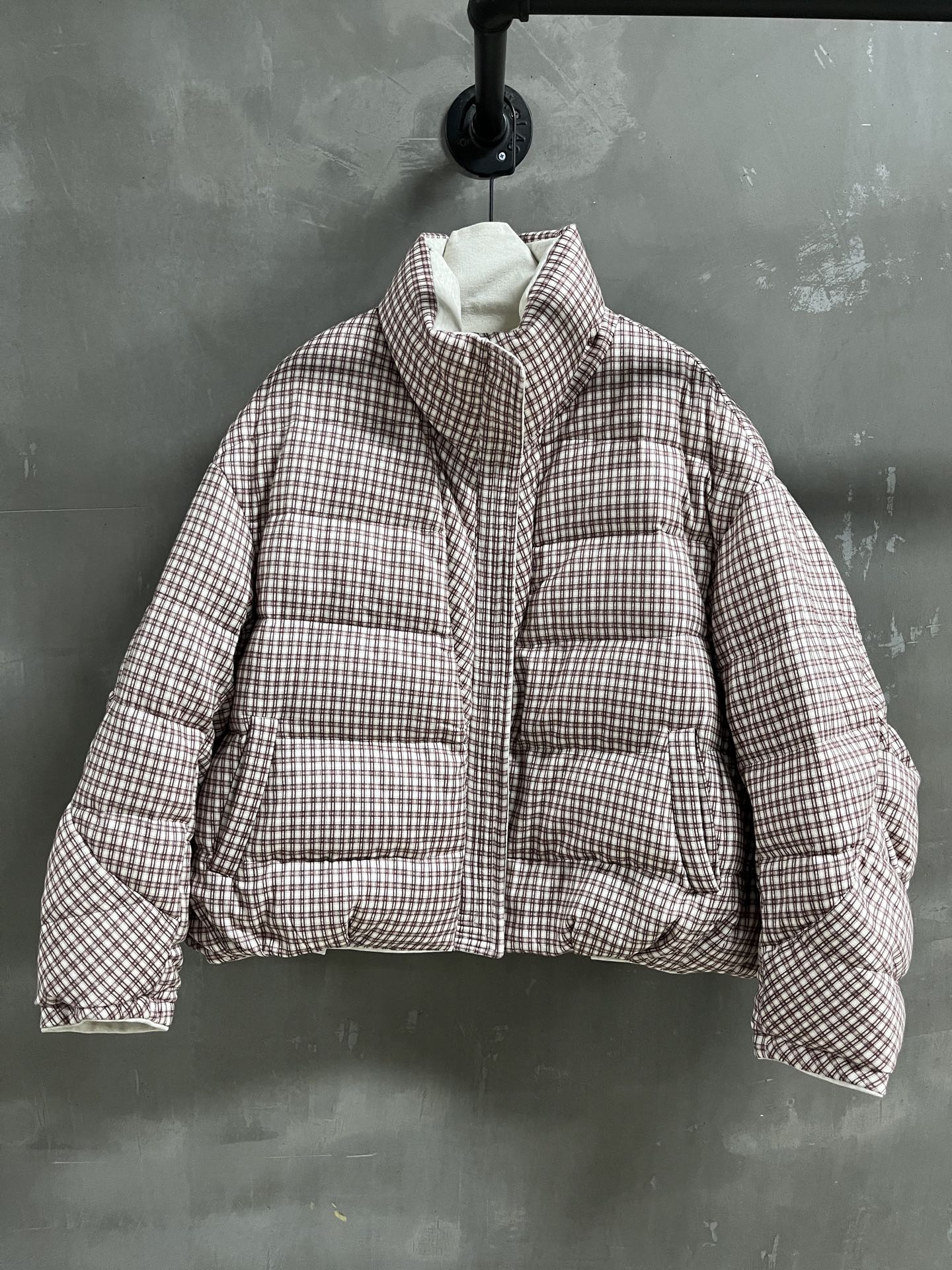 NO:660651,MiuM*u Introduction | 2025 Autumn and Winter New Products The best goose down jacket this season!  The style is versatile and fashionable!  - MATERIAL Material - Leather 70 cotton 30 polyester size S-L M size bust 136 length 61 shoulder width 62 sleeve length 57 price, Miu Miu-clothing, miumiu,  19860909MiuM*u简介｜2025秋冬新品 本季度最佳鹅绒服单品！版型不挑人百搭又时髦！ - MATERIAL 材质 - 皮面70棉30涤纶 size Ｓ- L M码胸围136 衣长61 肩宽62袖长57 price,缪缪-服装,miumiu, ,Women's clothing