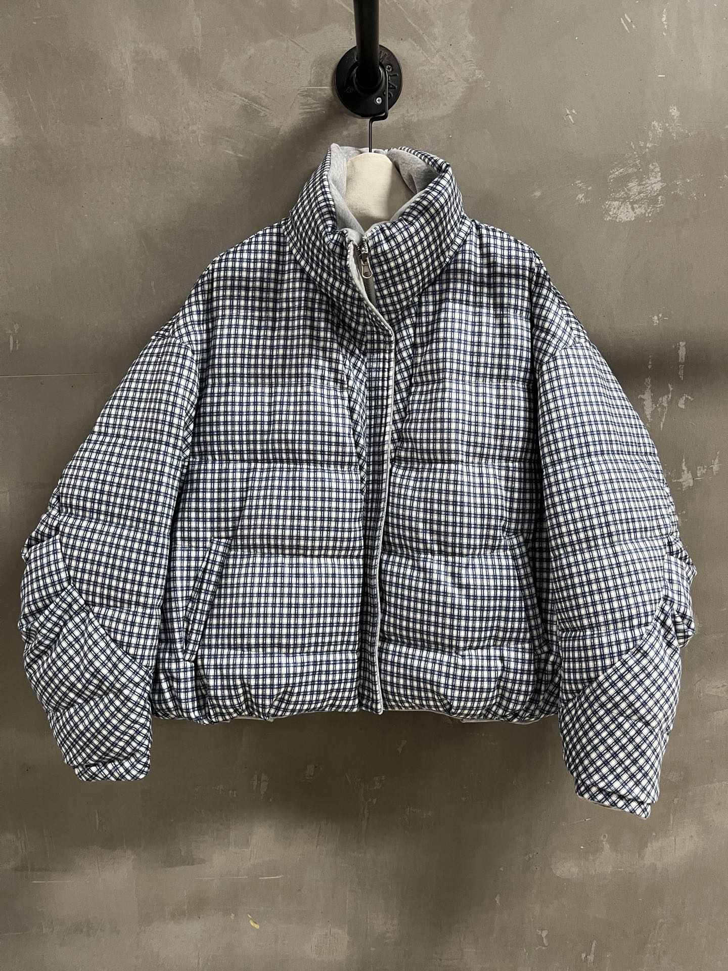 NO:660657,MiuM*u Introduction | 2025 Autumn and Winter New Products The best goose down jacket this season!  The style is versatile and fashionable!  - MATERIAL Material - Leather 70 cotton 30 polyester size S-L M size bust 136 length 61 shoulder width 62 sleeve length 57 price, Miu Miu-clothing, miumiu,  19860909MiuM*u简介｜2025秋冬新品 本季度最佳鹅绒服单品！版型不挑人百搭又时髦！ - MATERIAL 材质 - 皮面70棉30涤纶 size Ｓ- L M码胸围136 衣长61 肩宽62袖长57 price,缪缪-服装,miumiu, ,Women's clothing